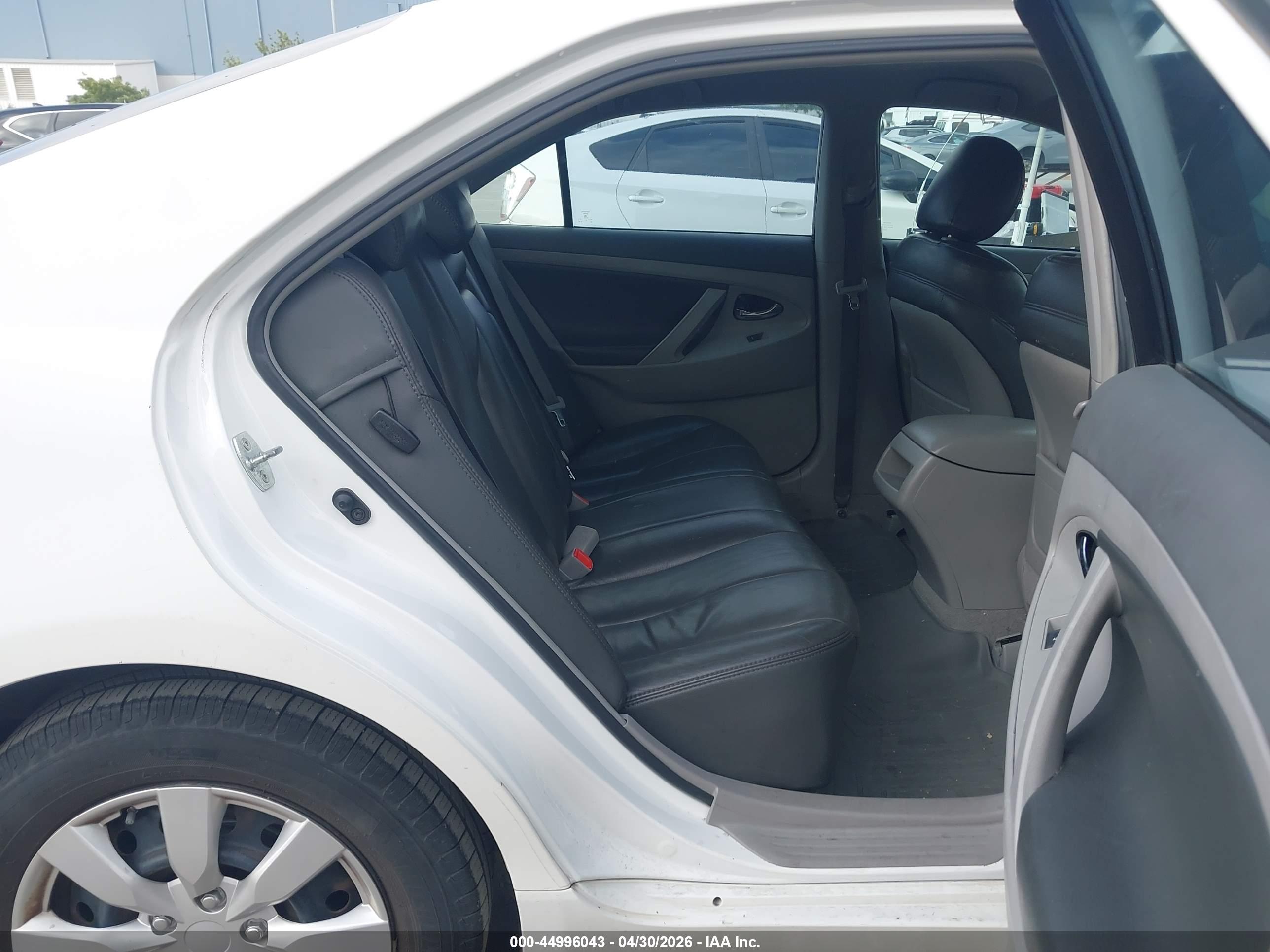TOYOTA CAMRY image 8