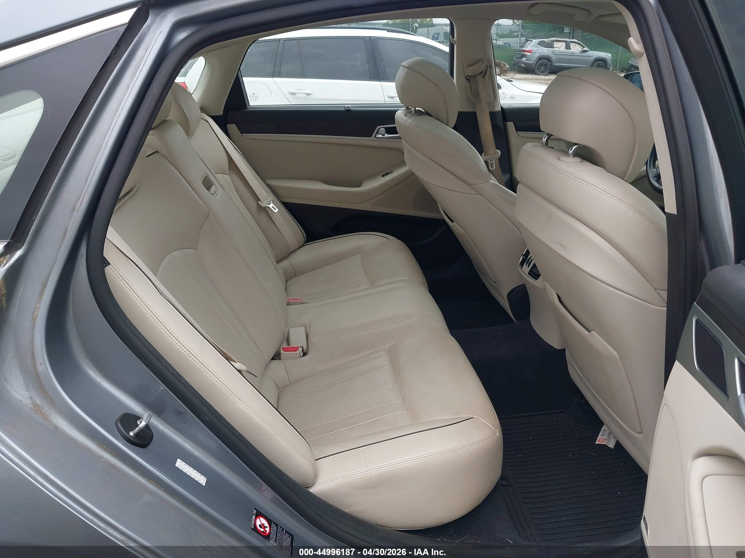 HYUNDAI GENESIS image 8