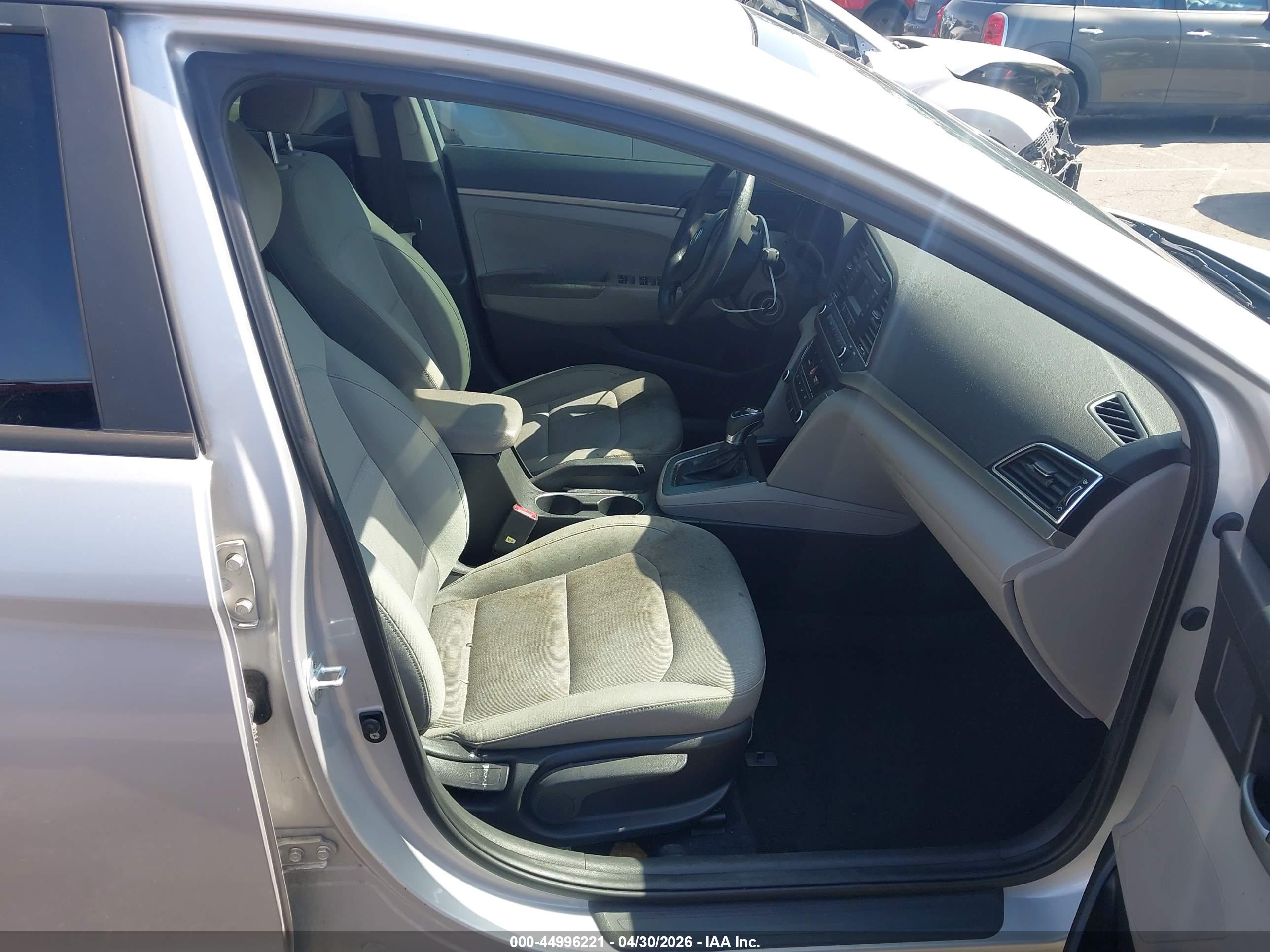 HYUNDAI ELANTRA image 5