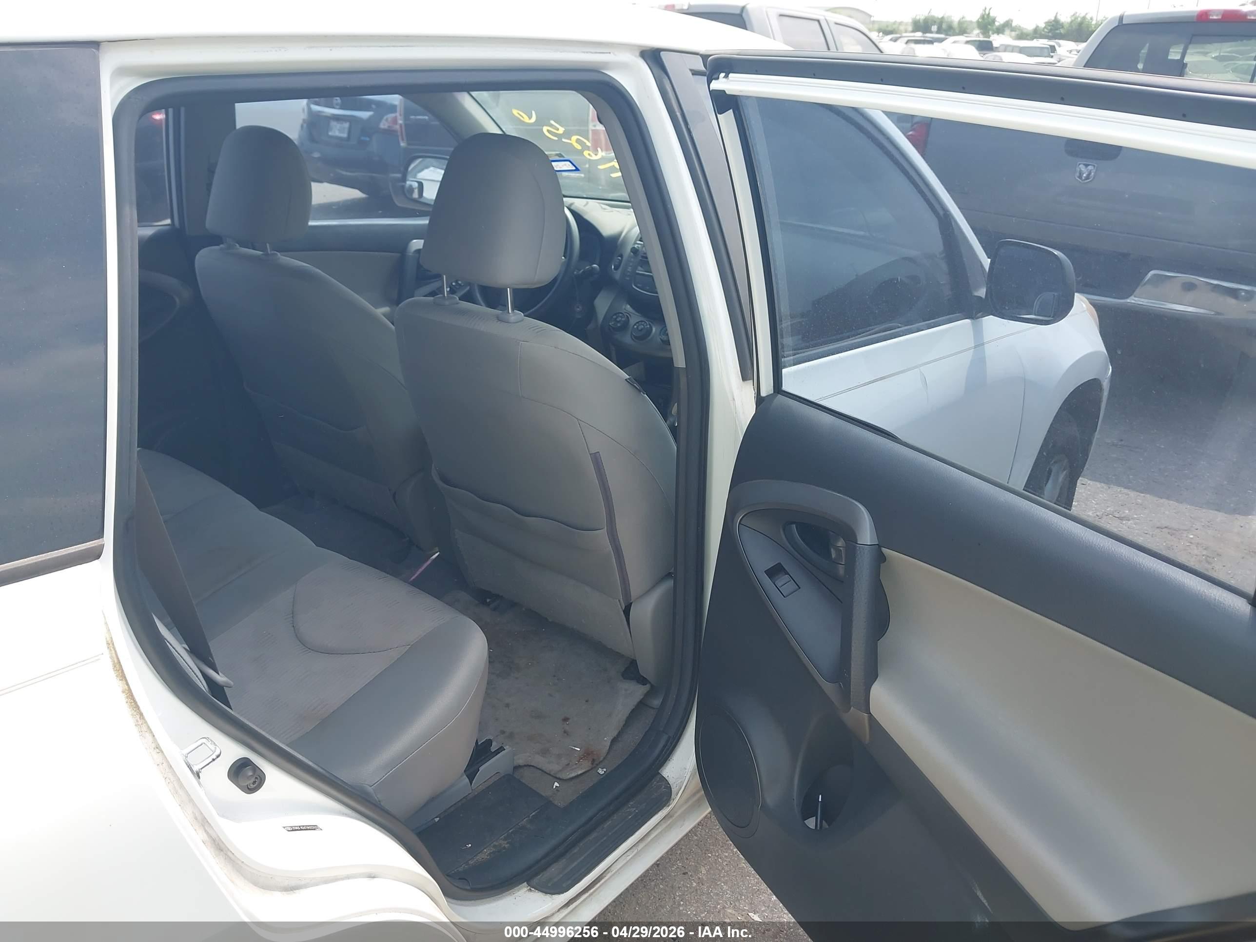 TOYOTA RAV4 image 8