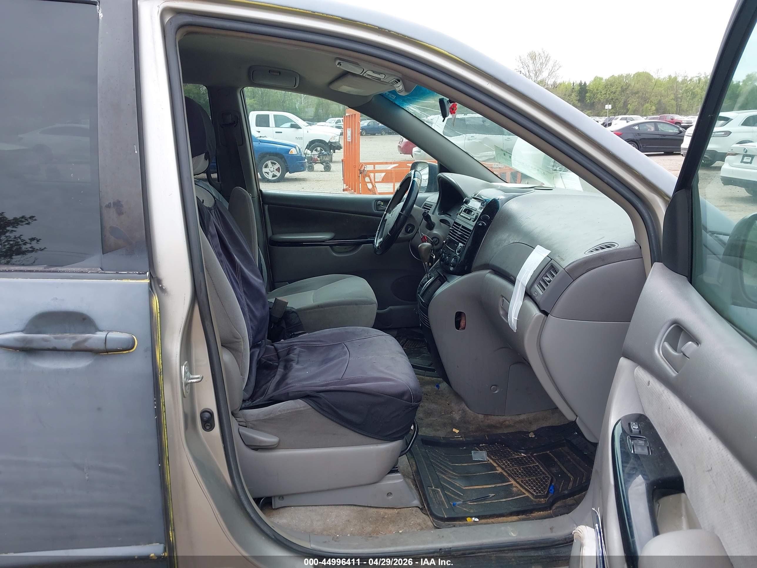 TOYOTA SIENNA image 5