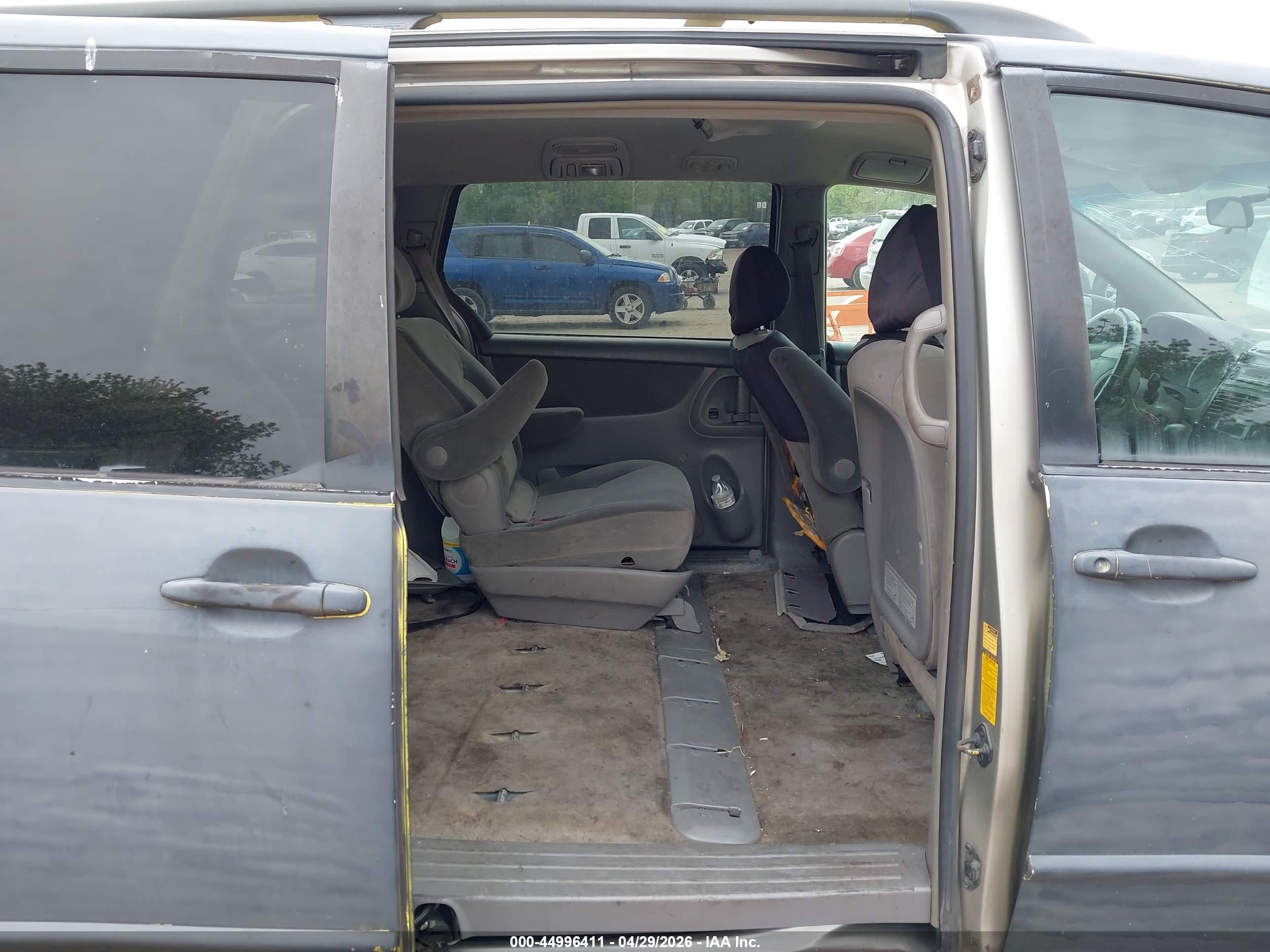 TOYOTA SIENNA image 8