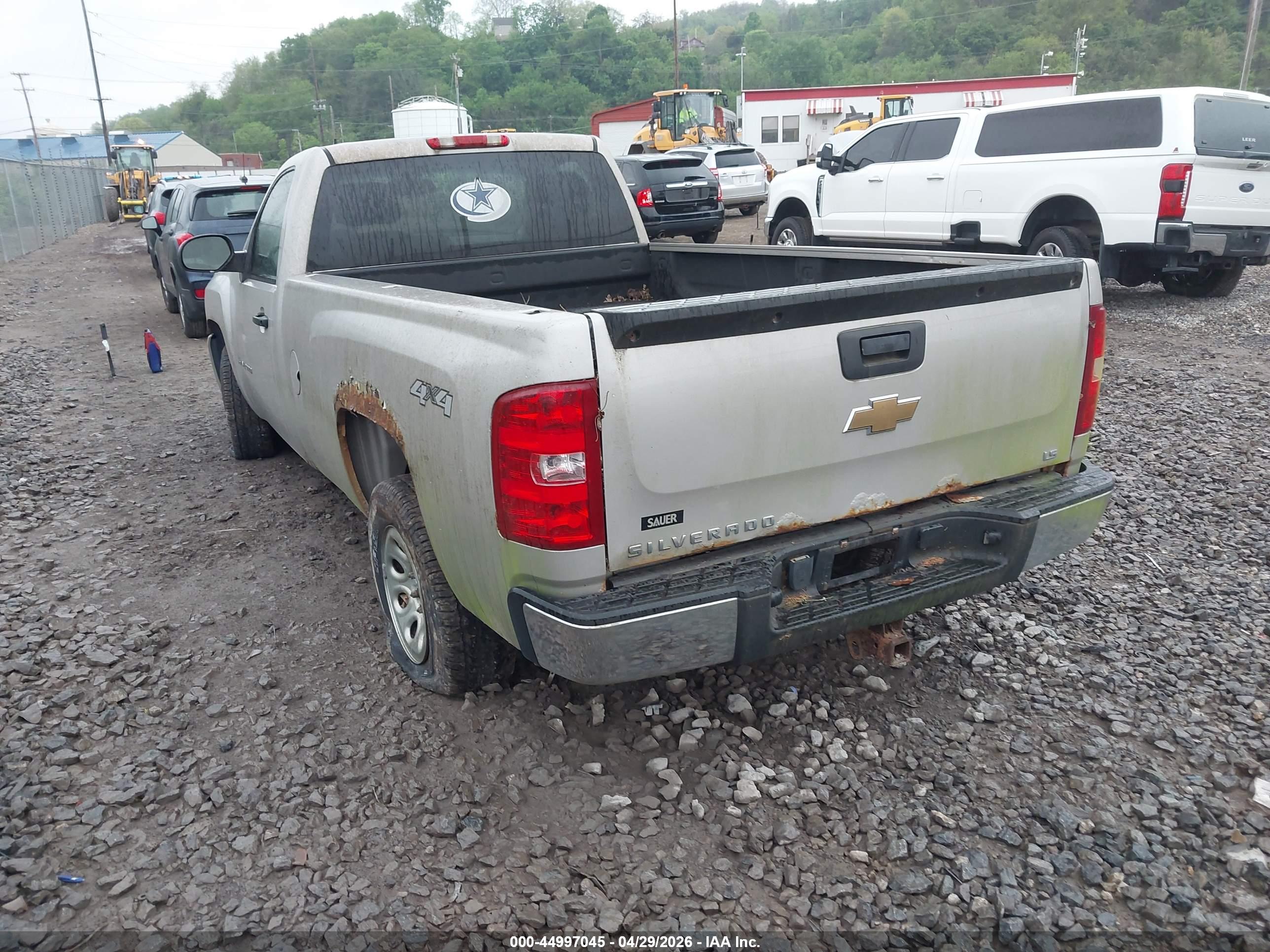 CHEVROLET SILVERADO image 3