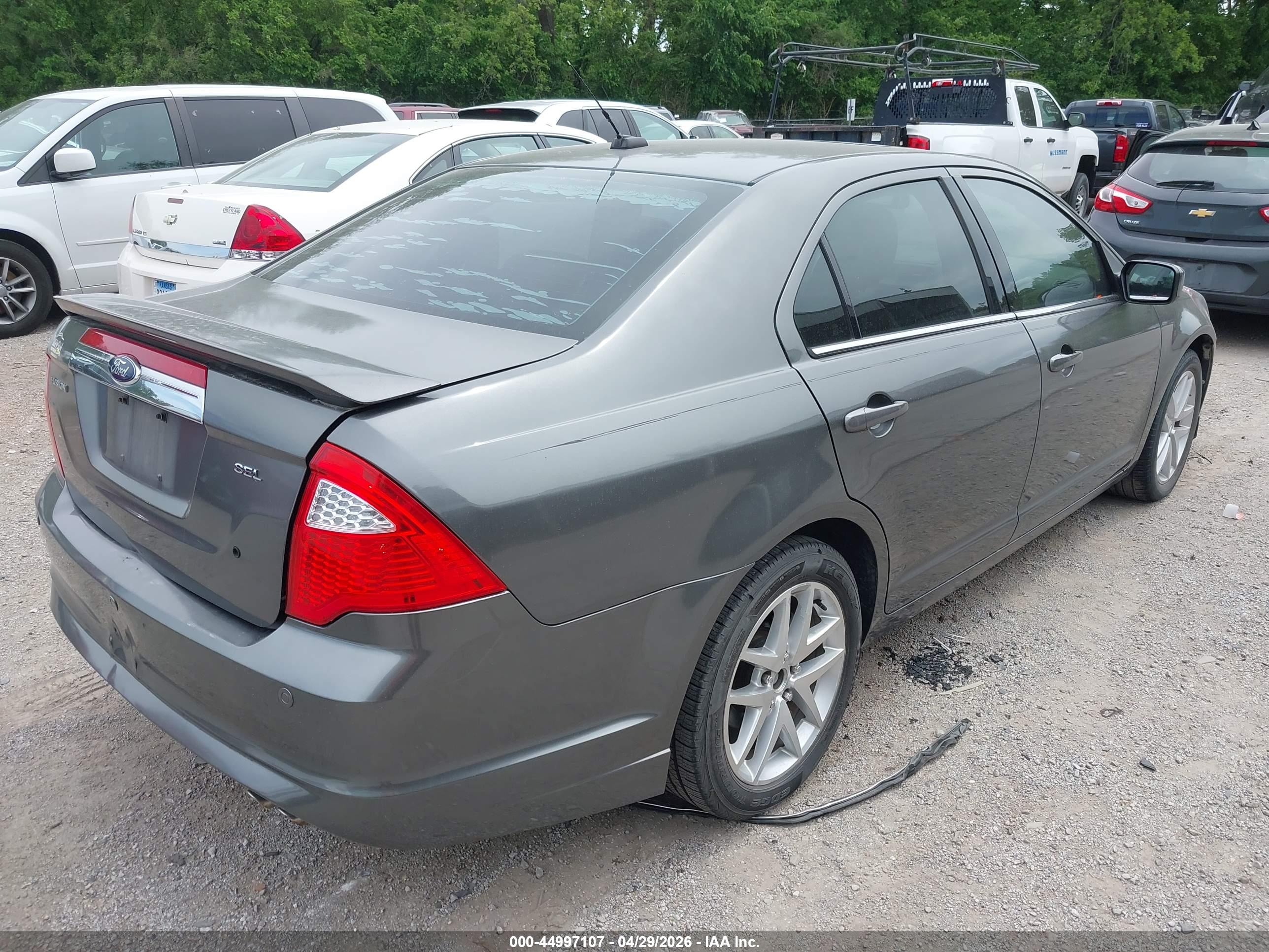FORD FUSION image 4