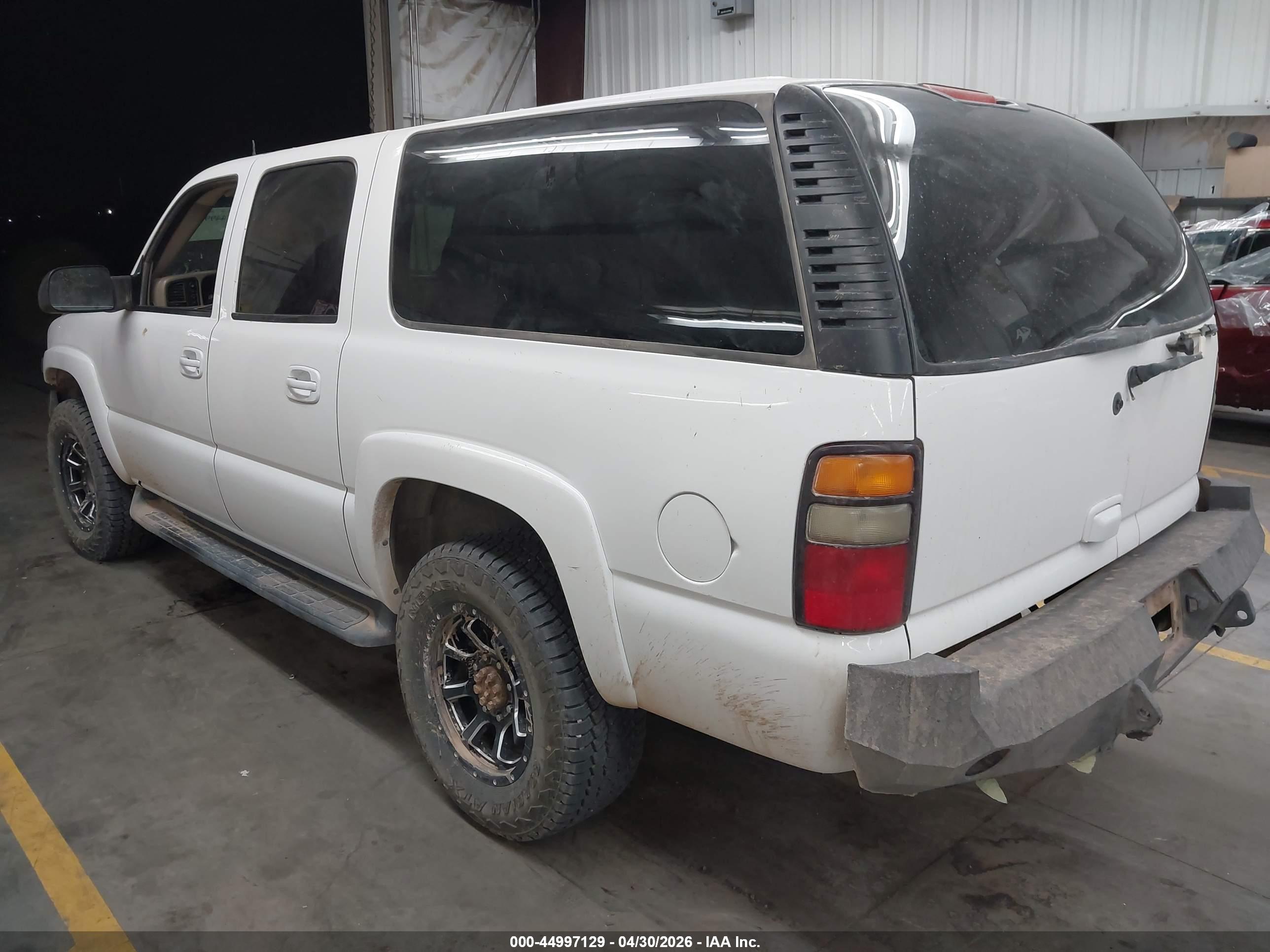 CHEVROLET SUBURBAN image 3