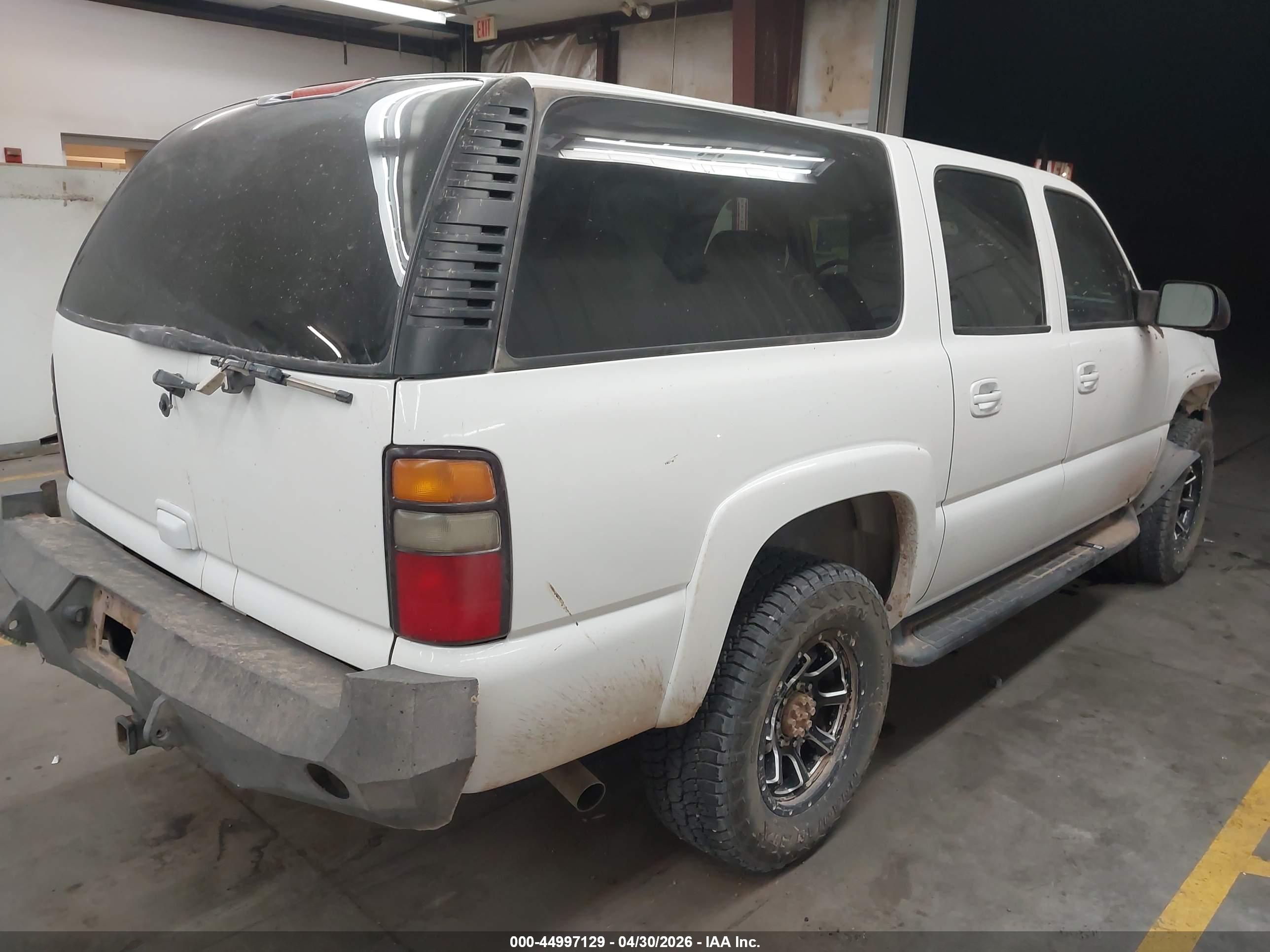 CHEVROLET SUBURBAN image 4