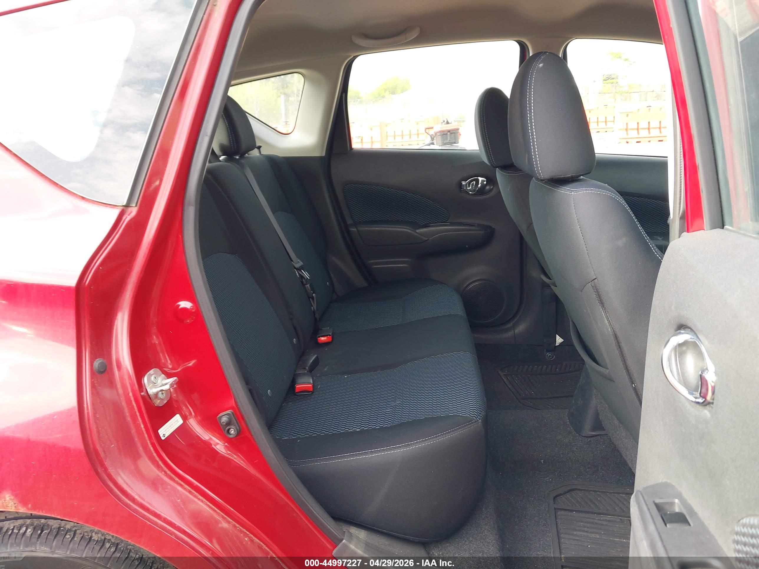 NISSAN VERSA image 8