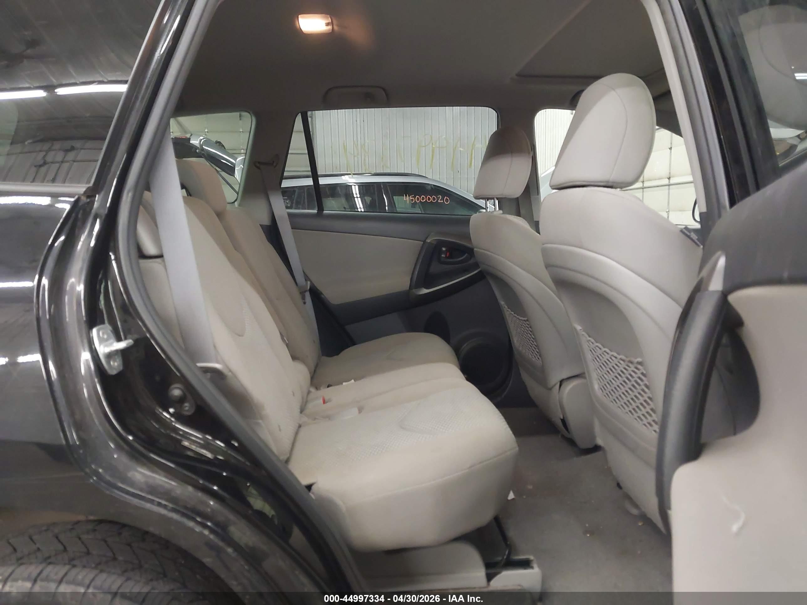 TOYOTA RAV4 image 8