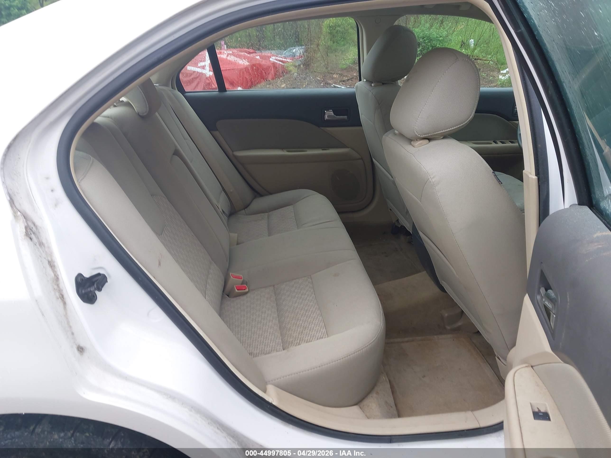 FORD FUSION image 8