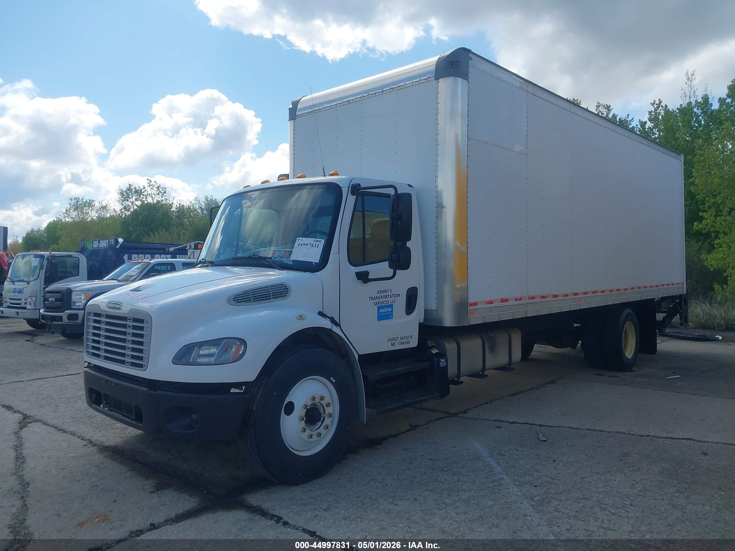FREIGHTLINER M2 image 2