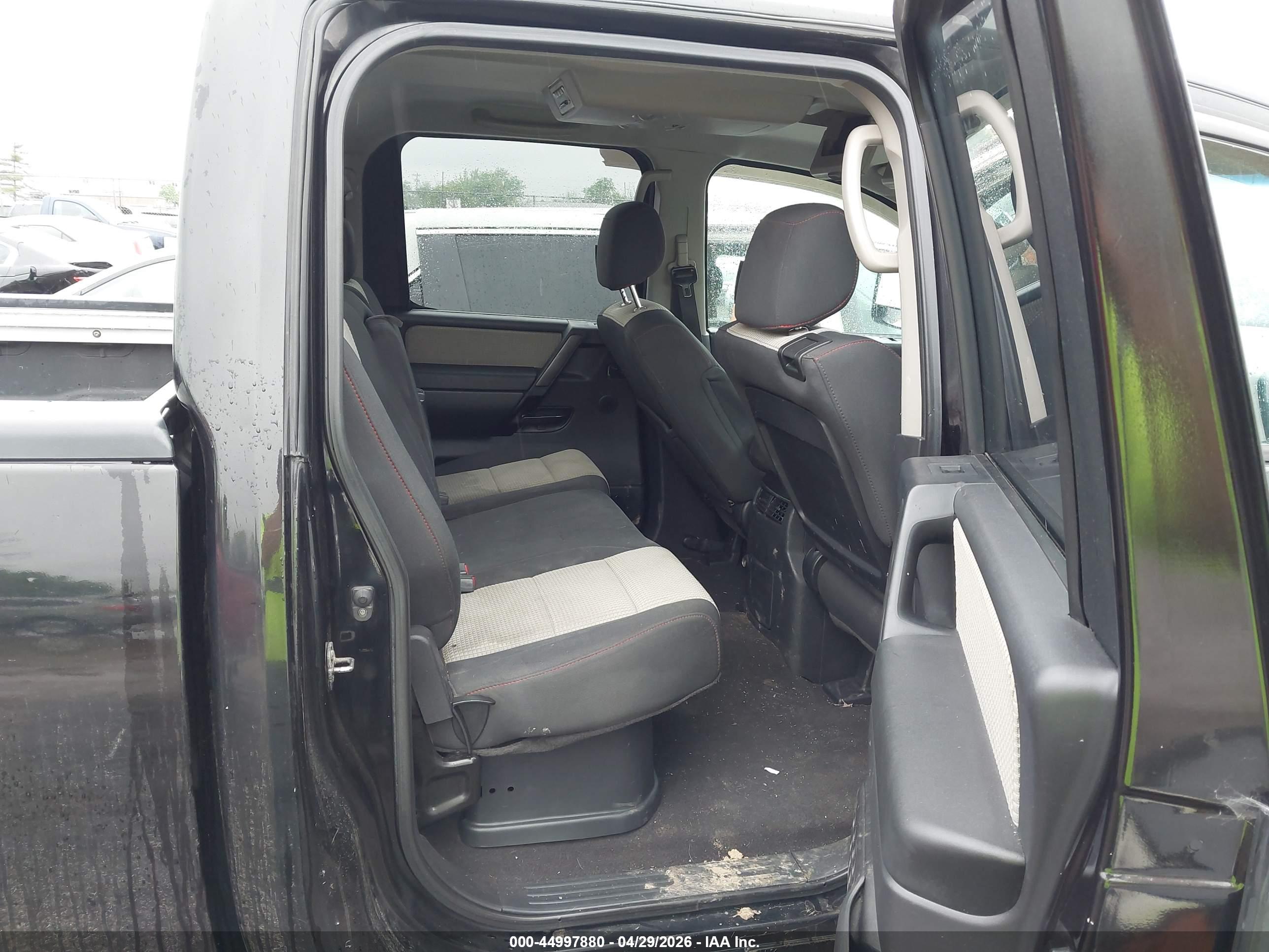 NISSAN TITAN image 8