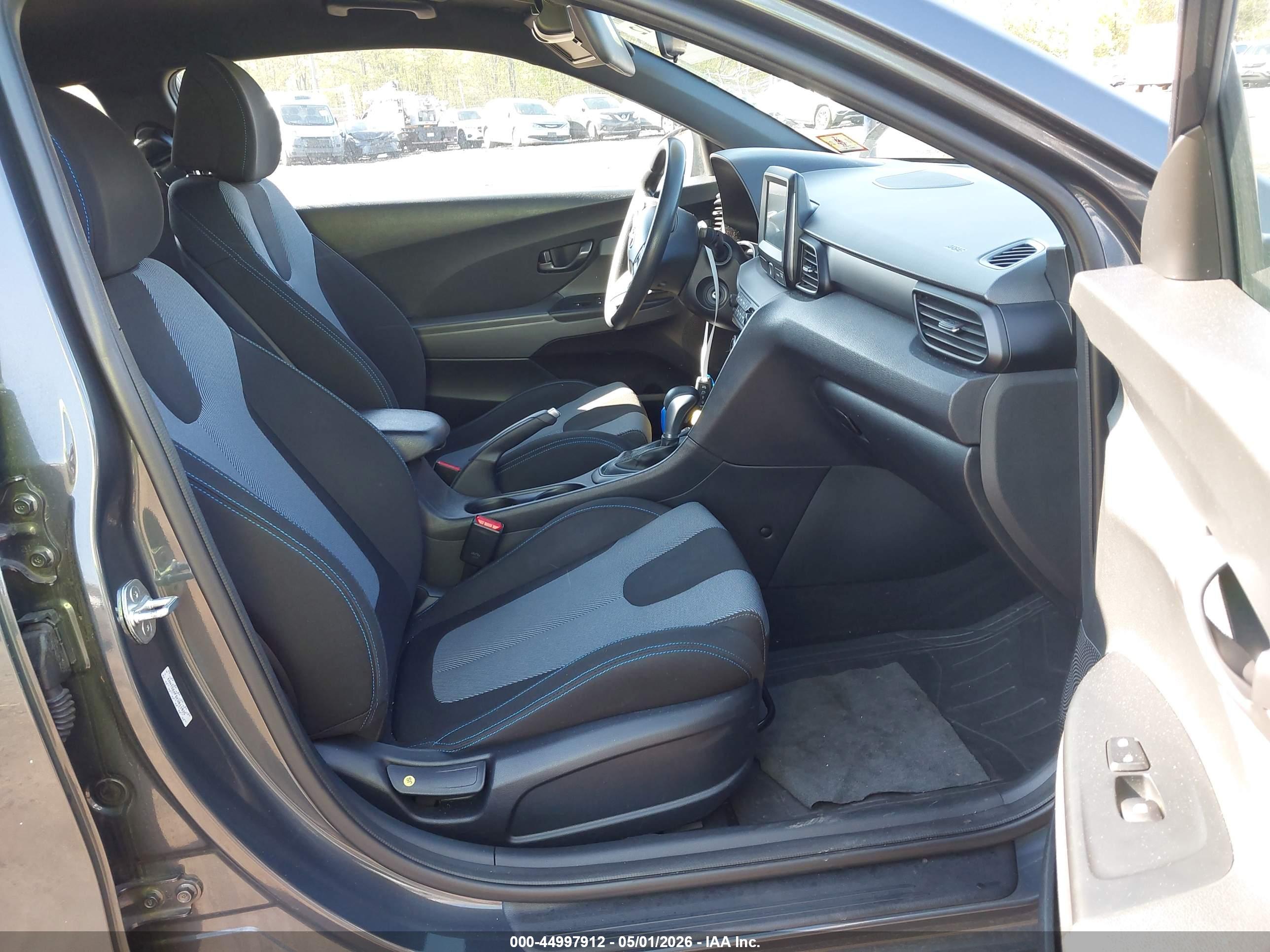 HYUNDAI VELOSTER image 5