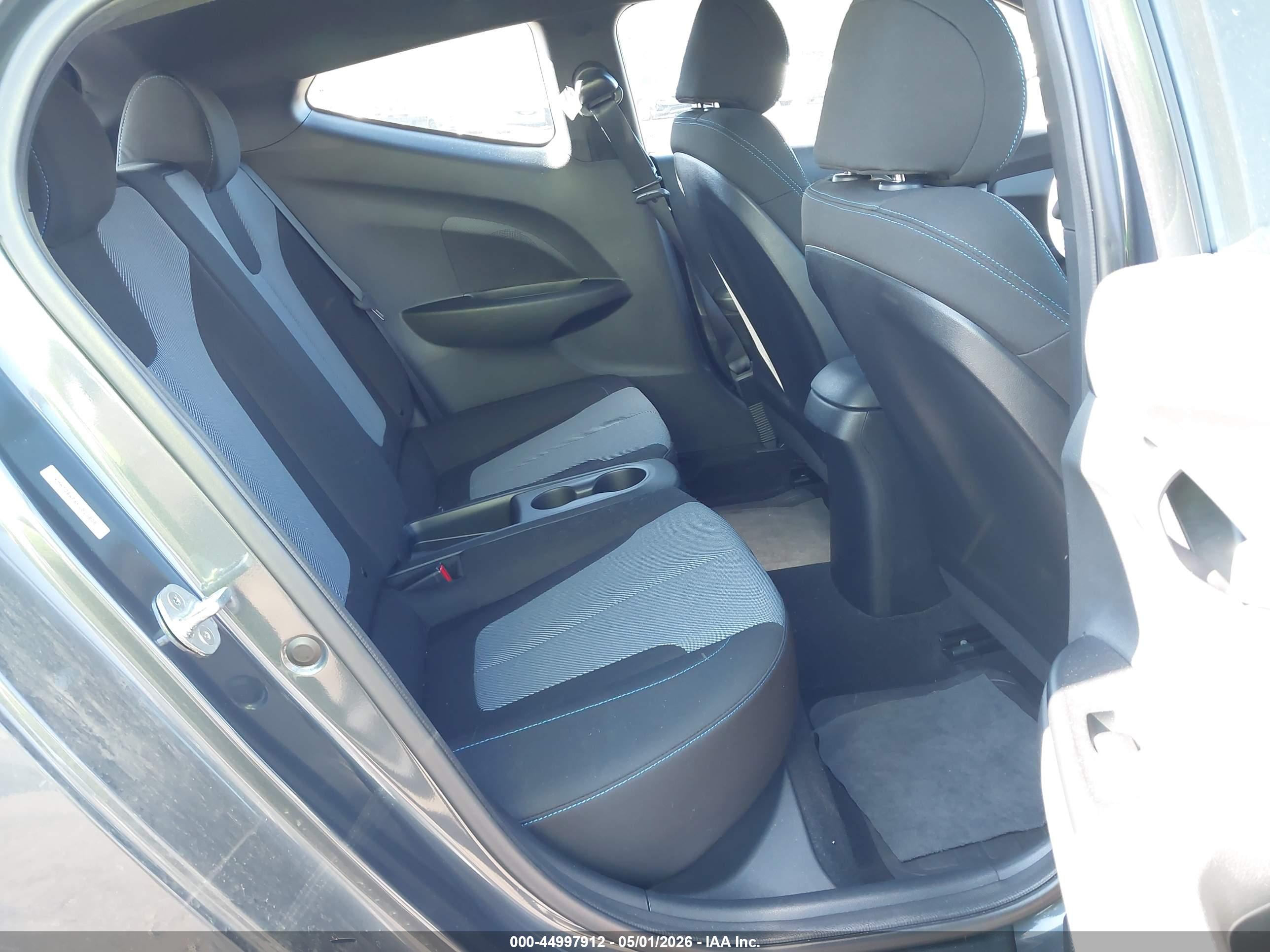 HYUNDAI VELOSTER image 8
