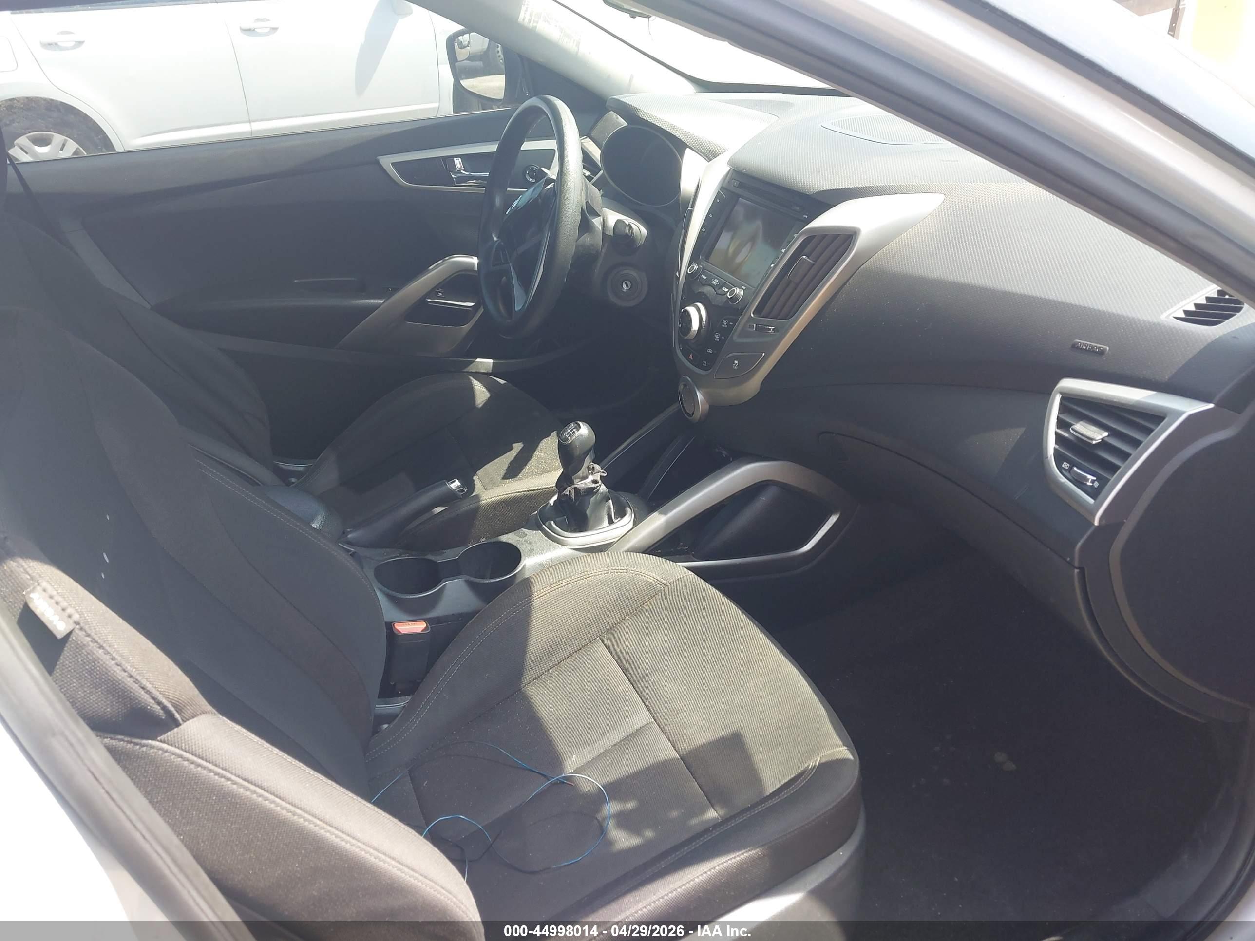 HYUNDAI VELOSTER image 5