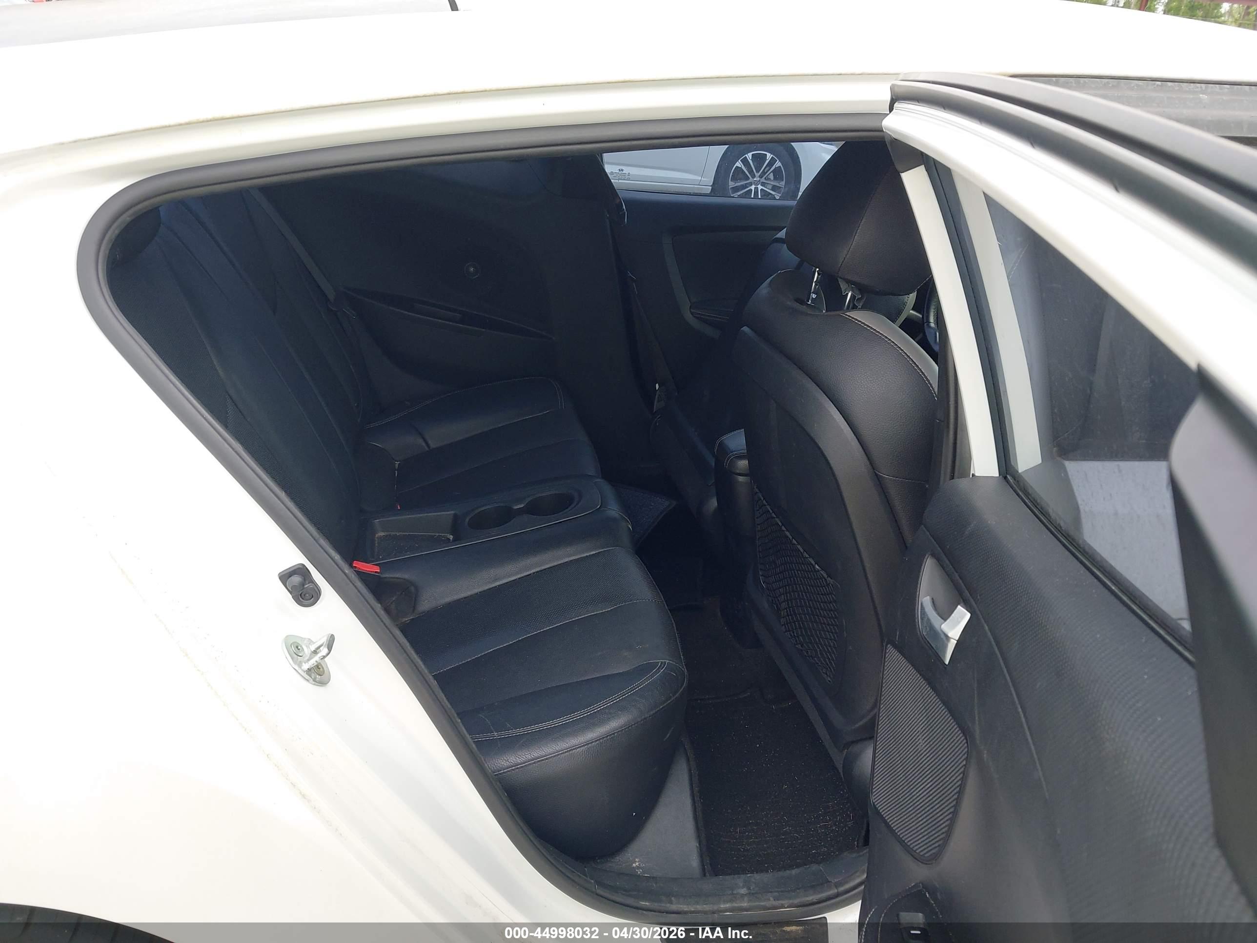 HYUNDAI VELOSTER image 8