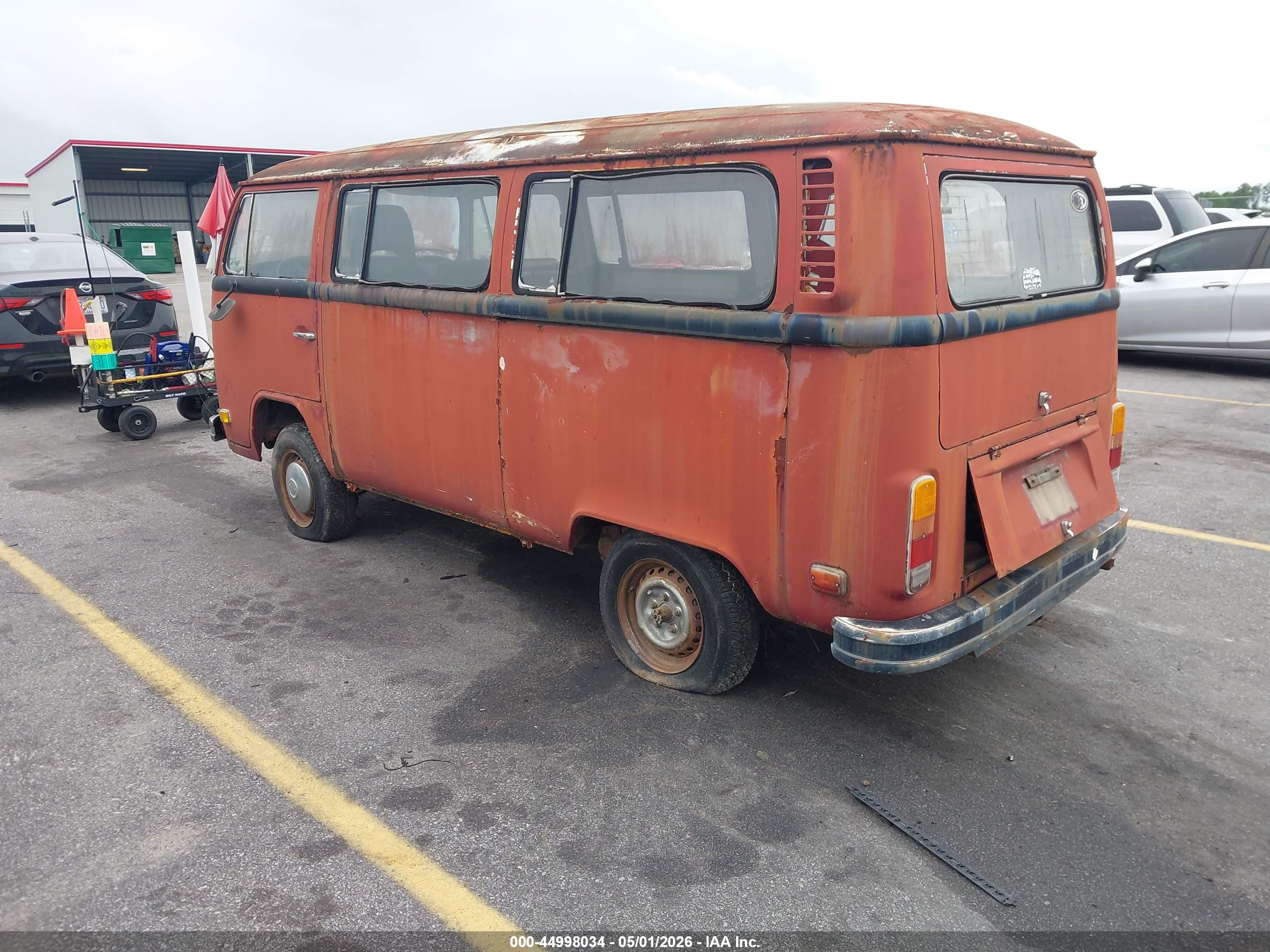 VOLKSWAGEN BUS image 3