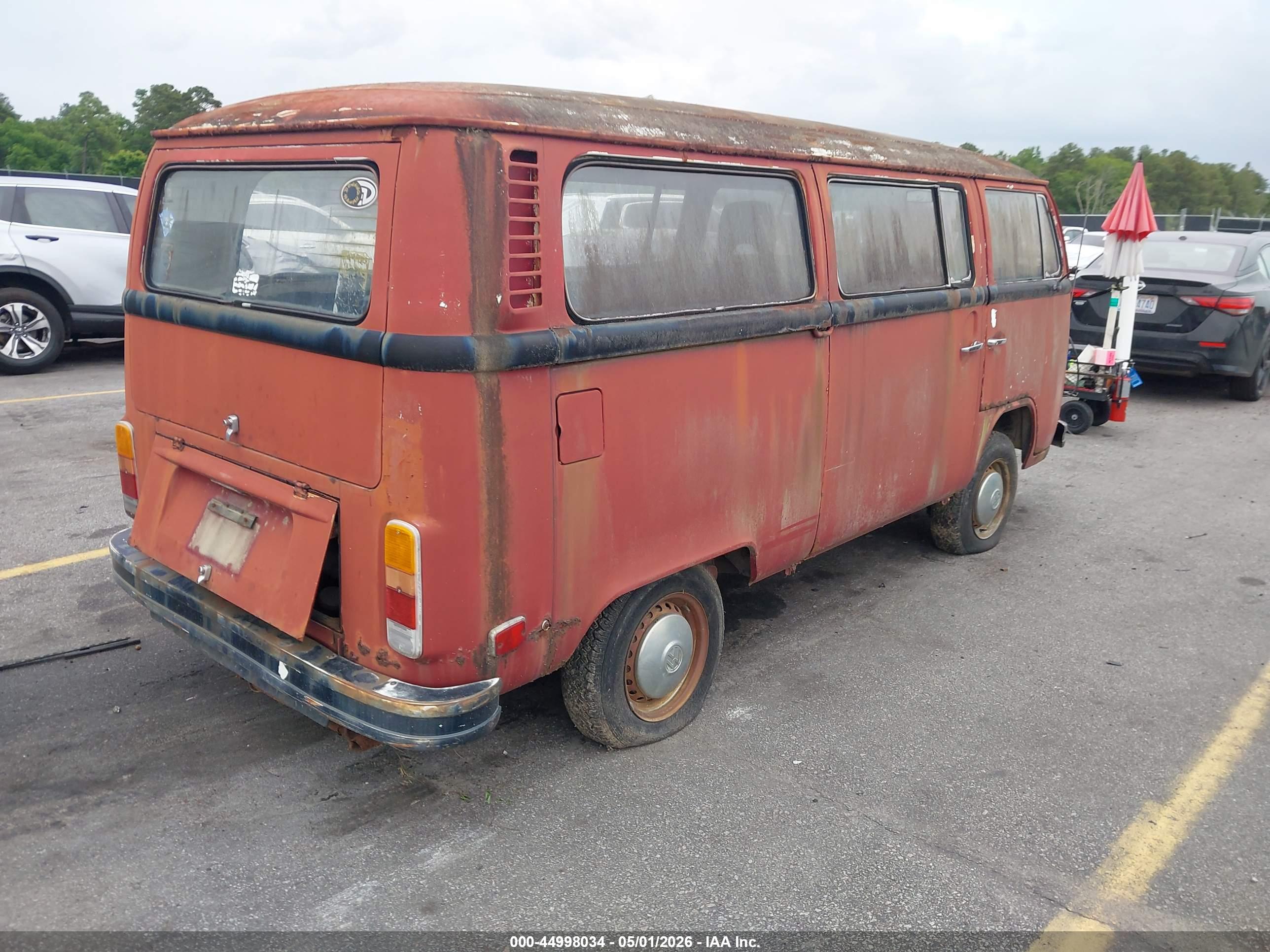 VOLKSWAGEN BUS image 4