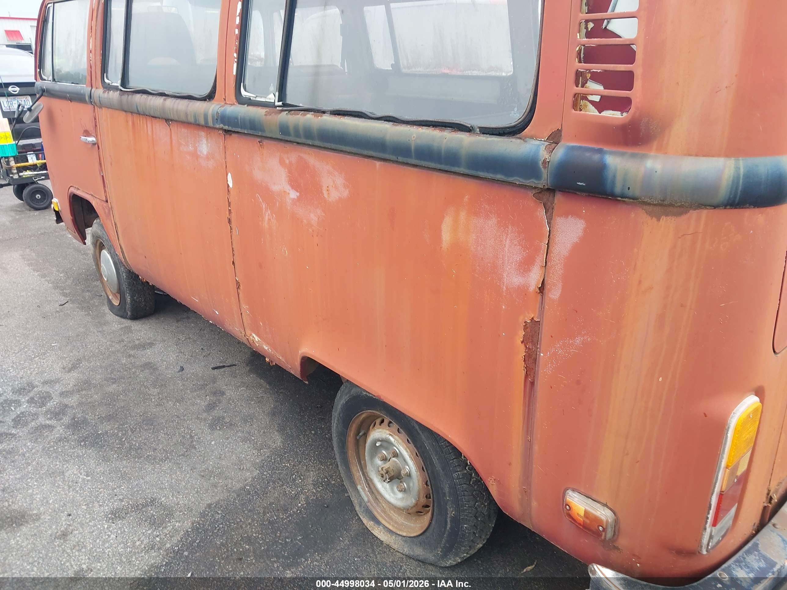 VOLKSWAGEN BUS image 6