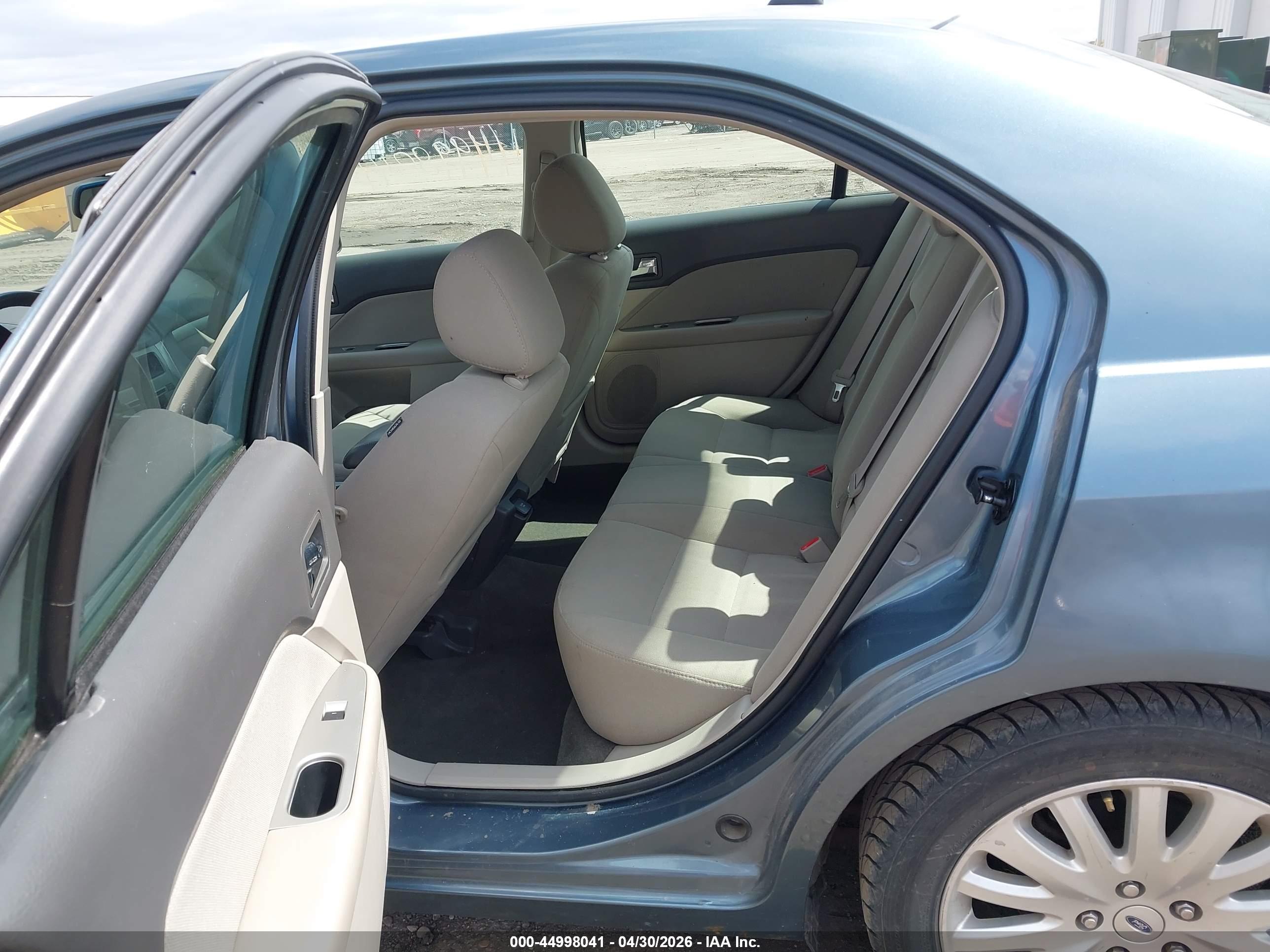 FORD FUSION image 8