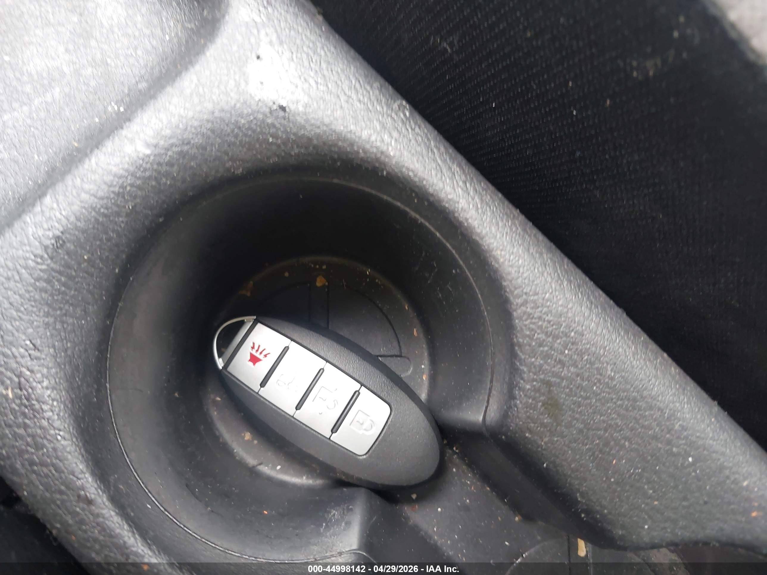 NISSAN VERSA image 11