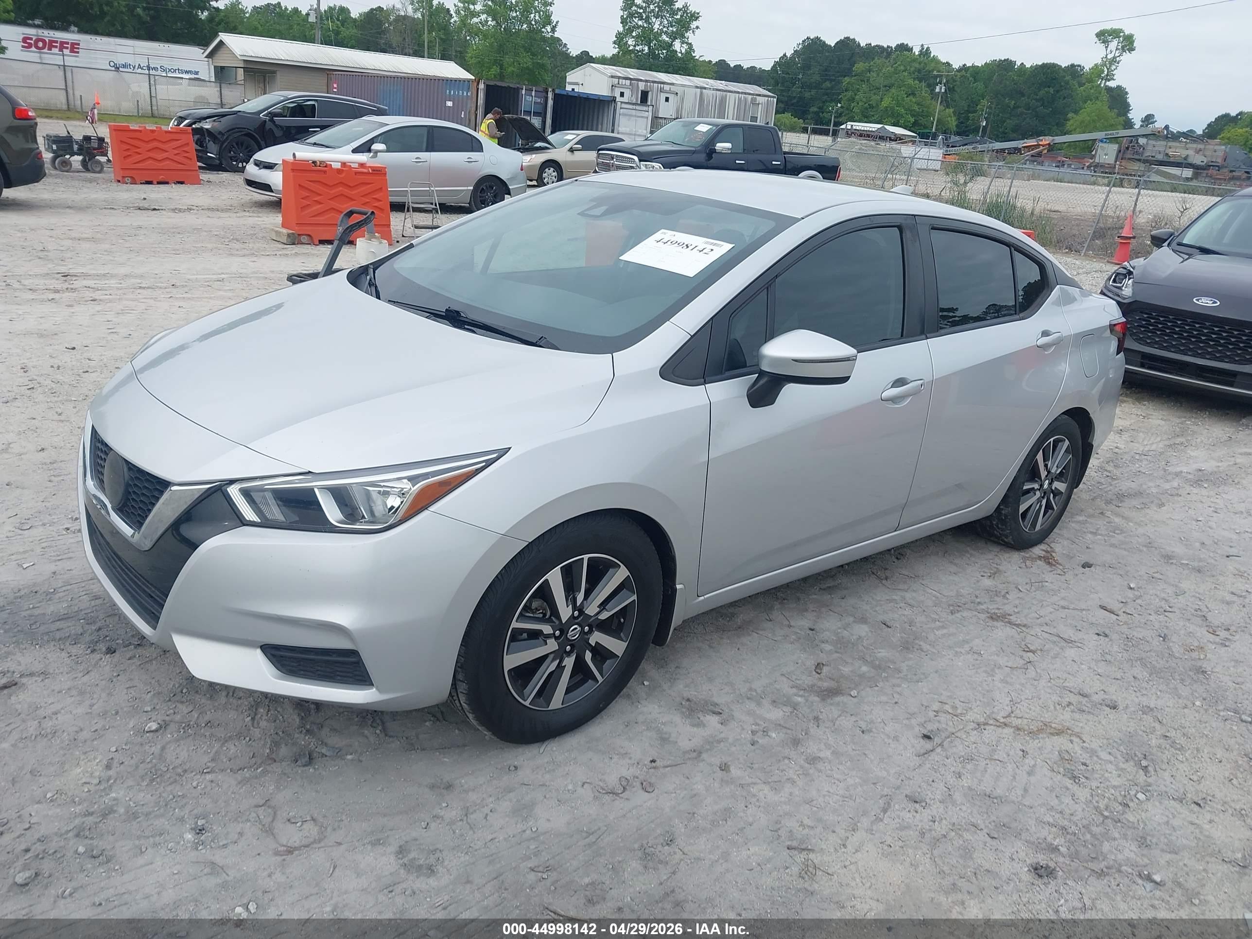NISSAN VERSA image 2