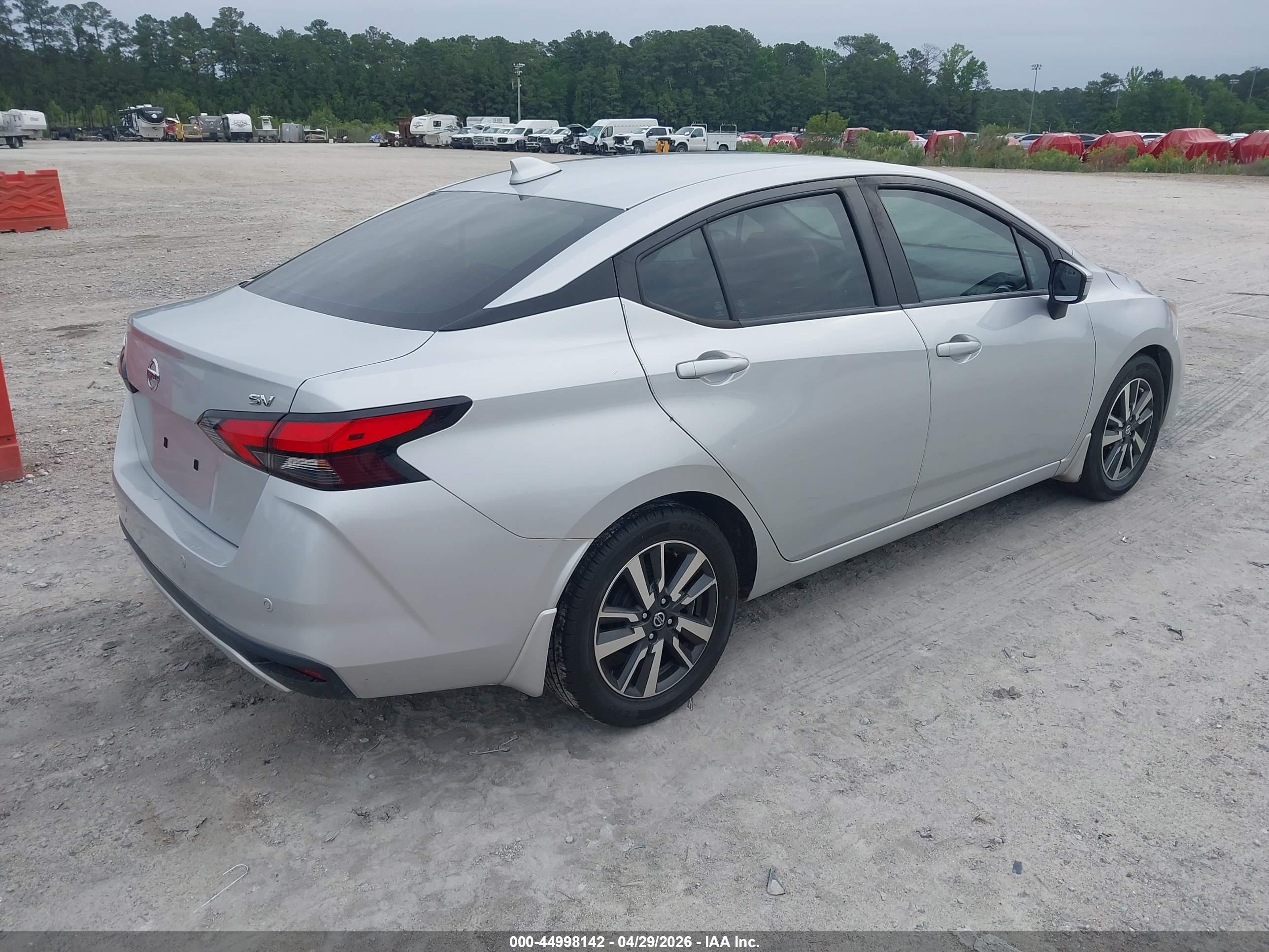 NISSAN VERSA image 4
