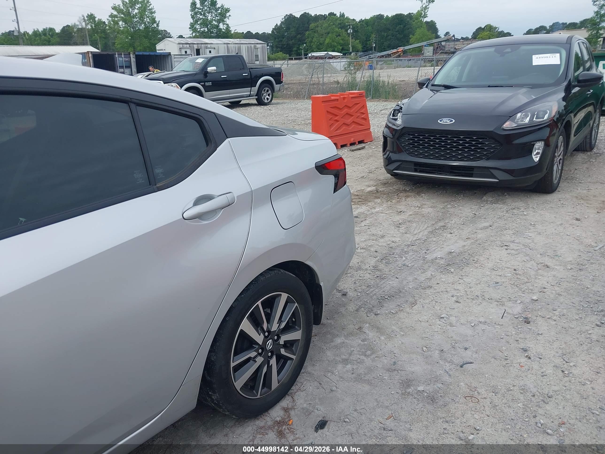 NISSAN VERSA image 6