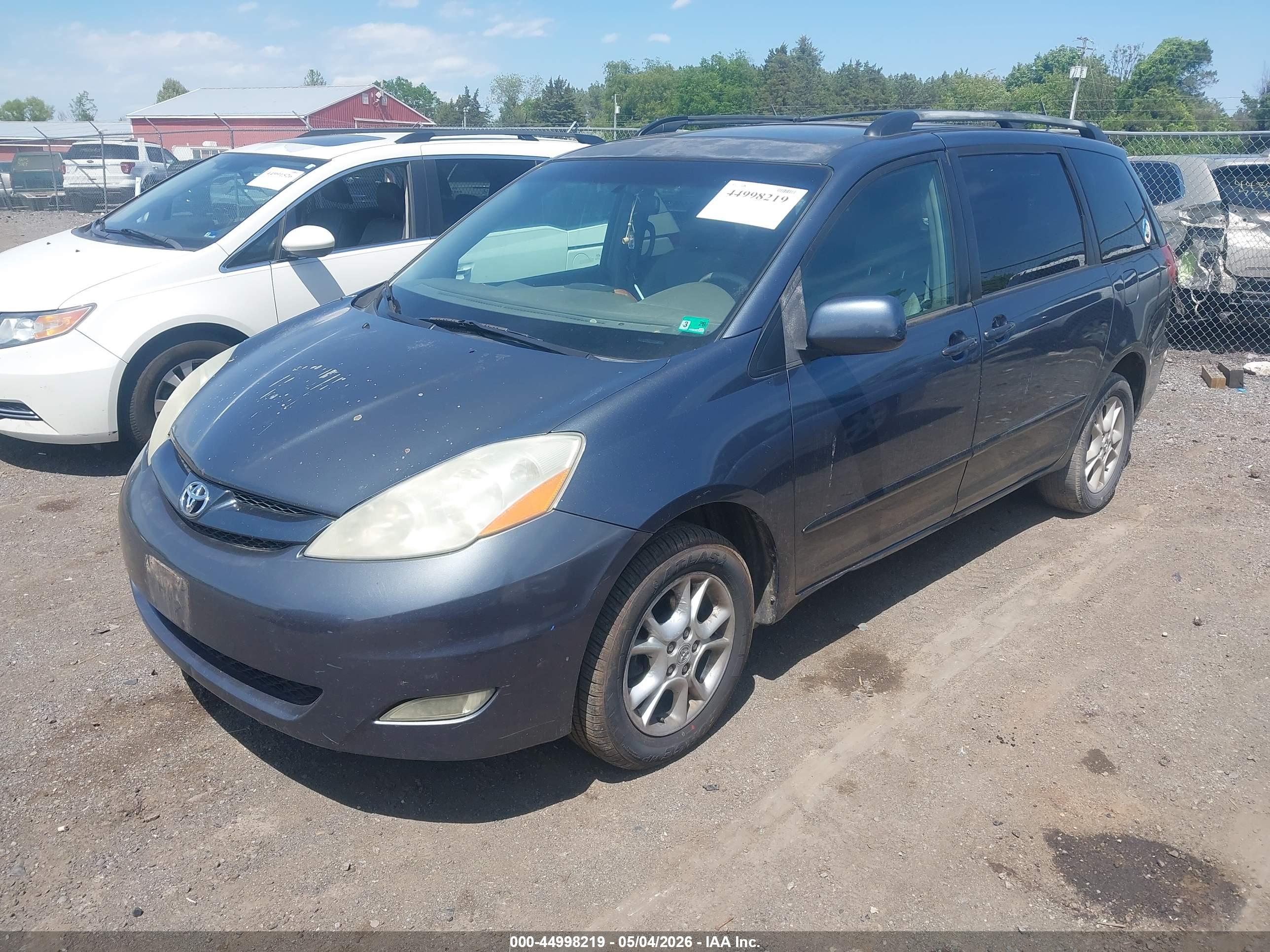 TOYOTA SIENNA image 2