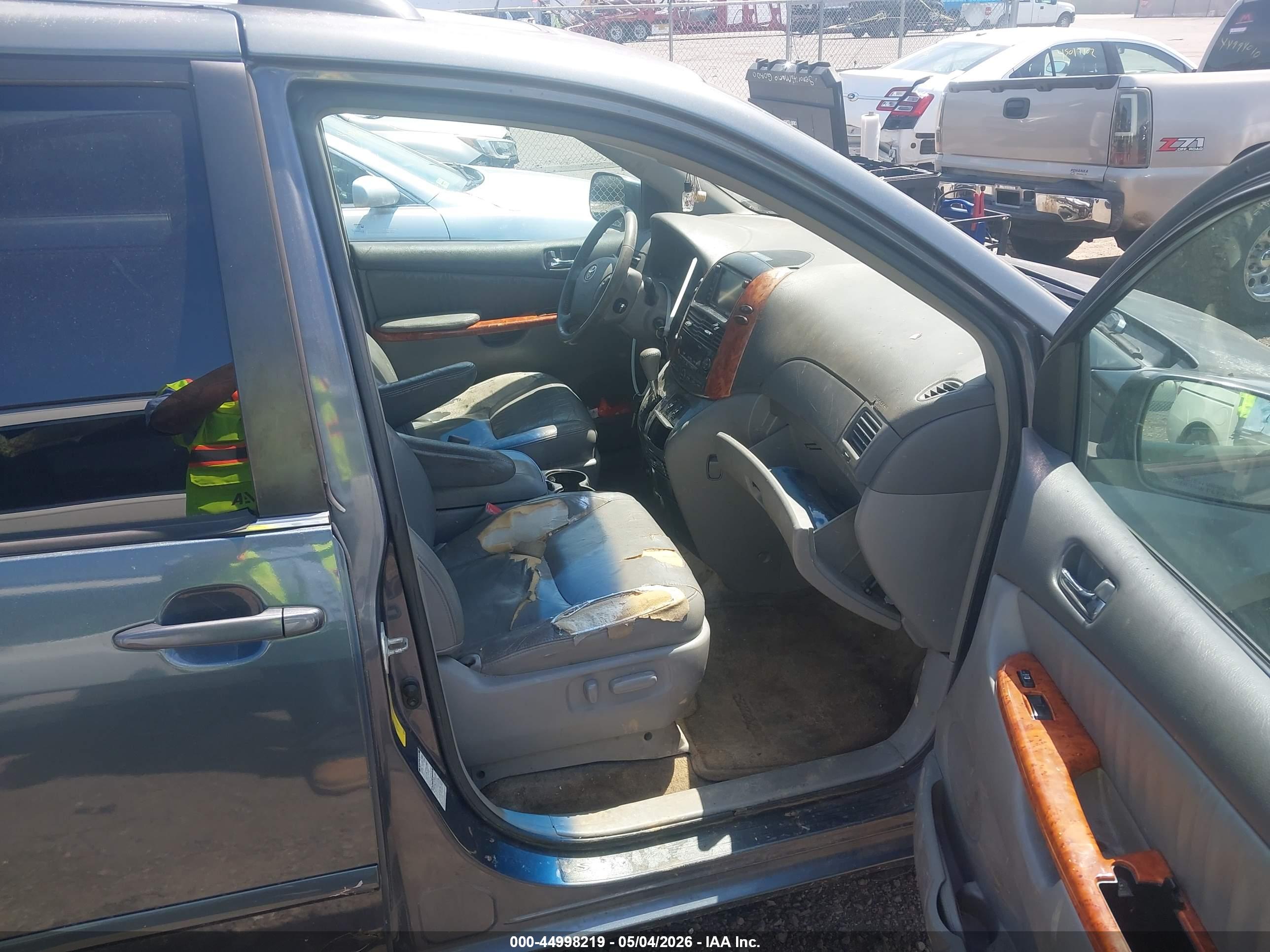 TOYOTA SIENNA image 5
