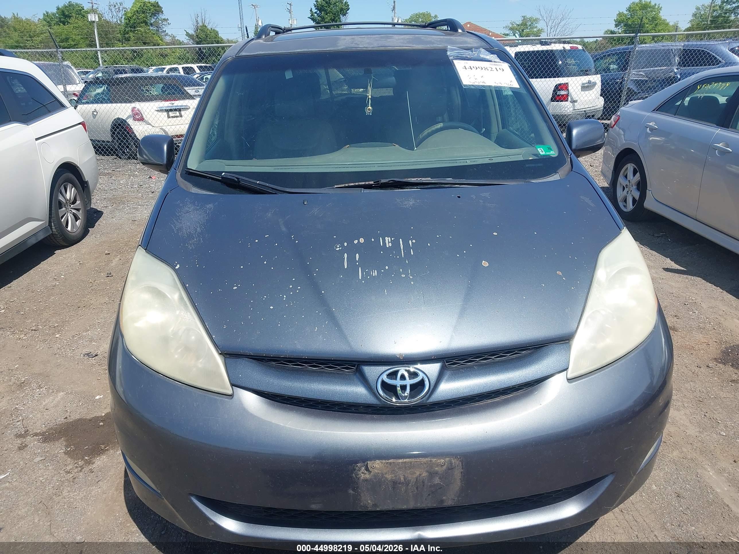 TOYOTA SIENNA image 6