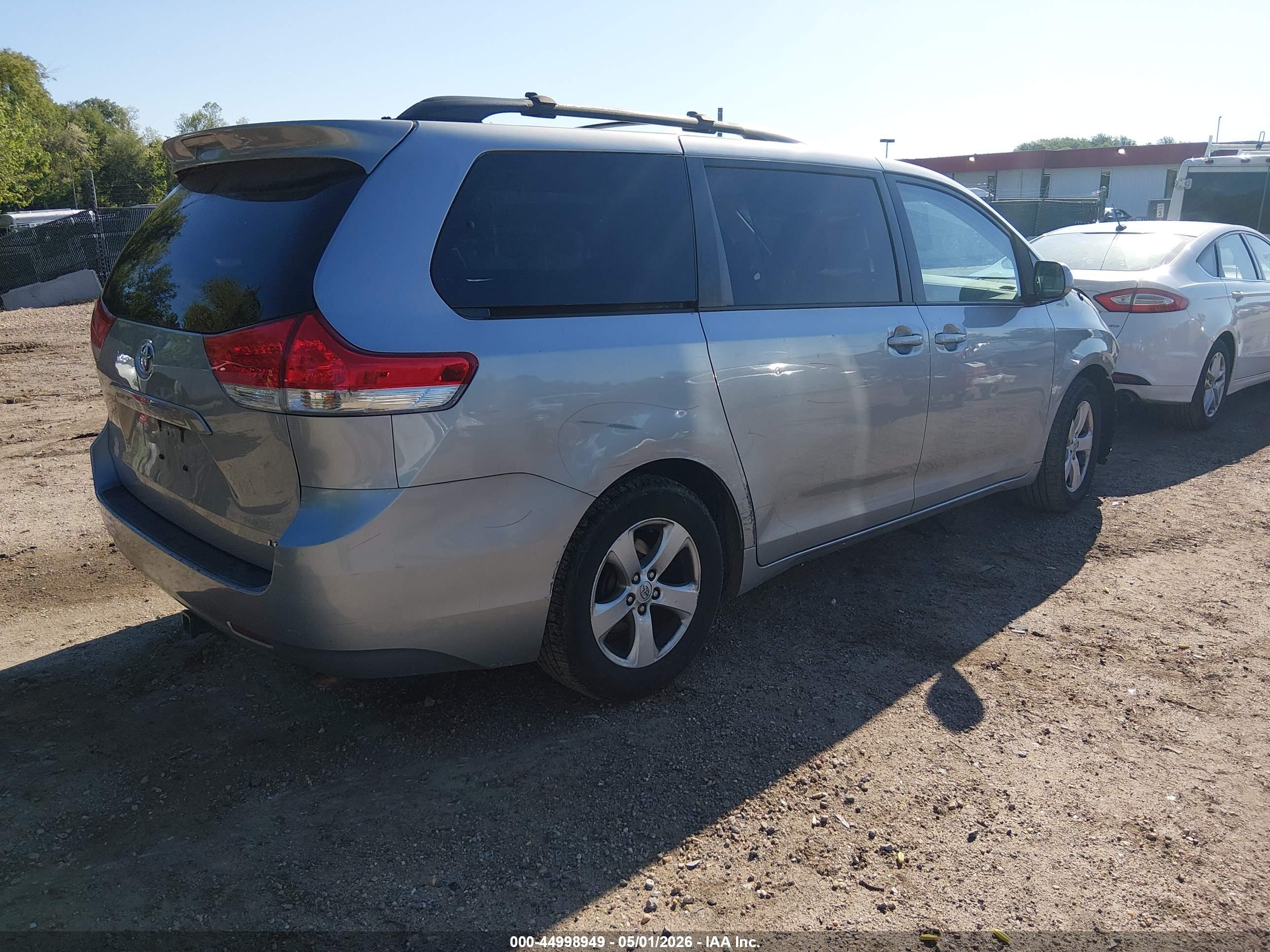 TOYOTA SIENNA image 4