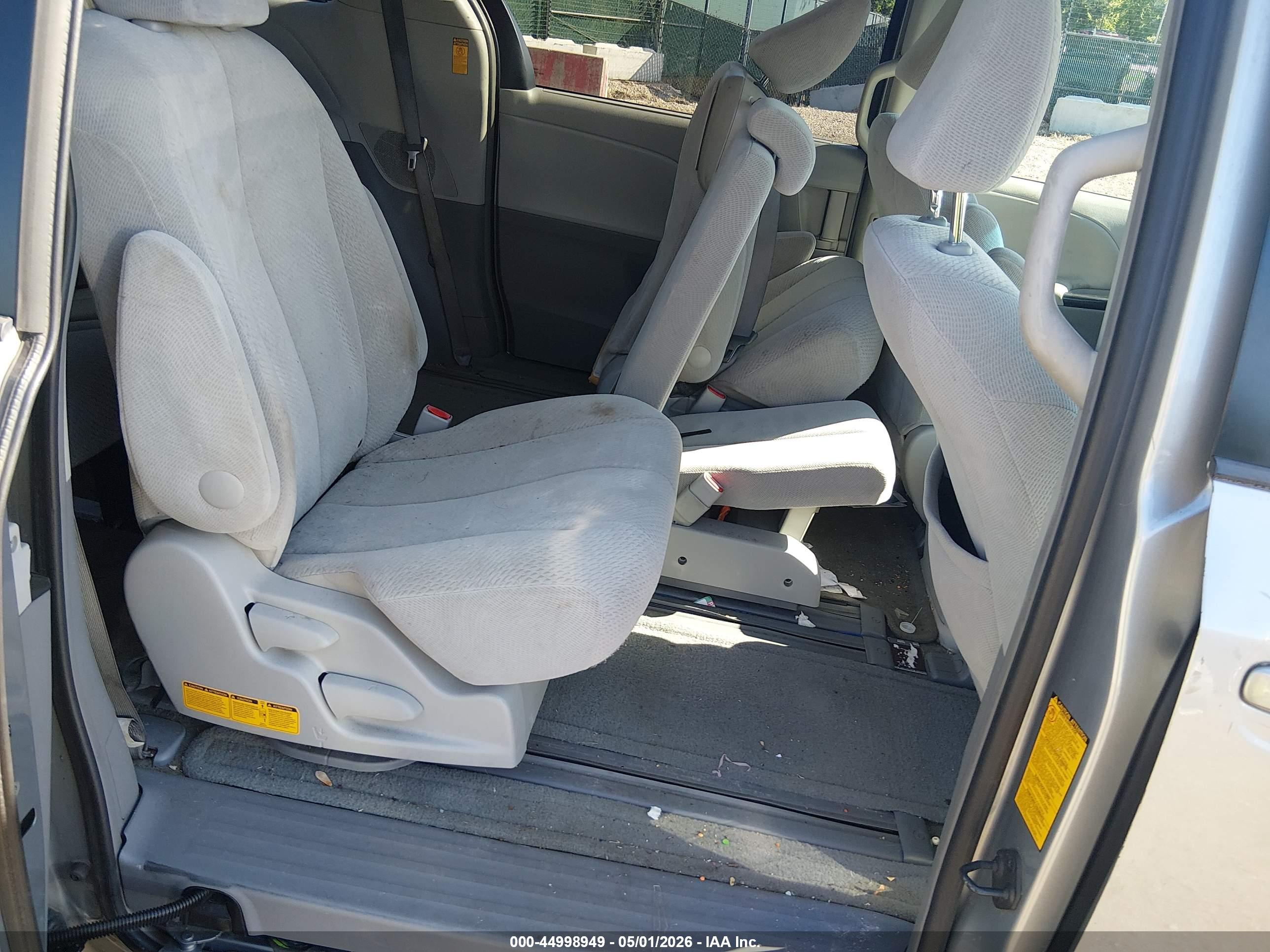 TOYOTA SIENNA image 8