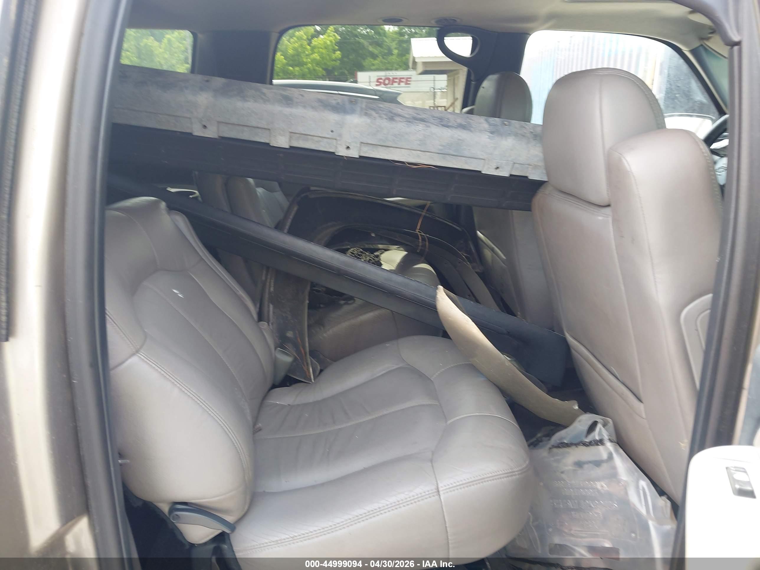 CHEVROLET SUBURBAN image 8