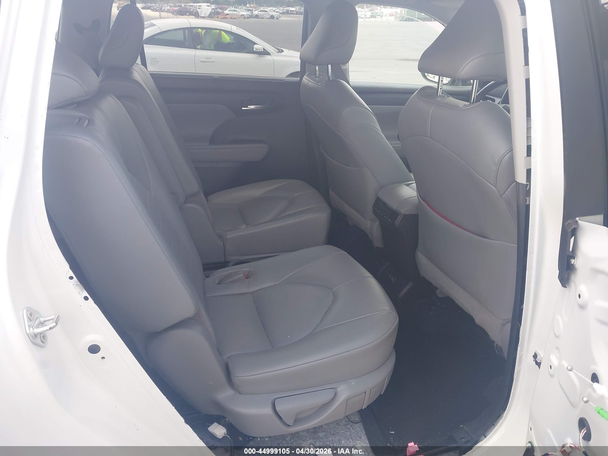 TOYOTA HIGHLANDER image 8