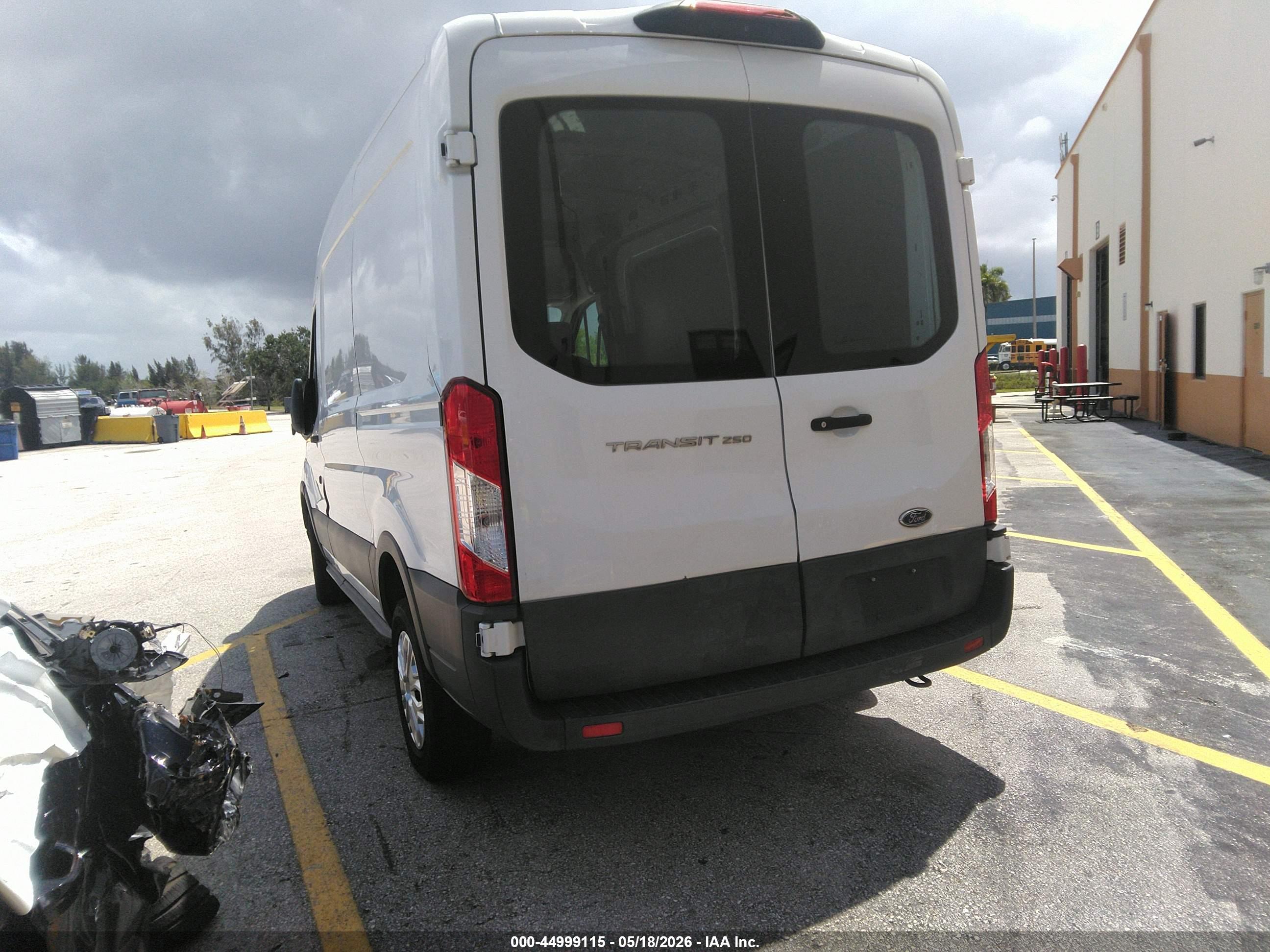 FORD TRANSIT-250 image 3