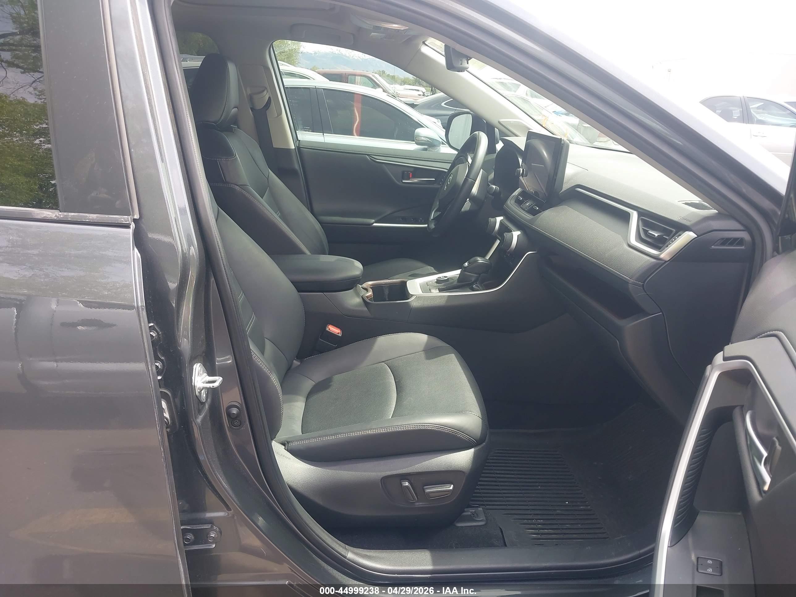 TOYOTA RAV4 image 5