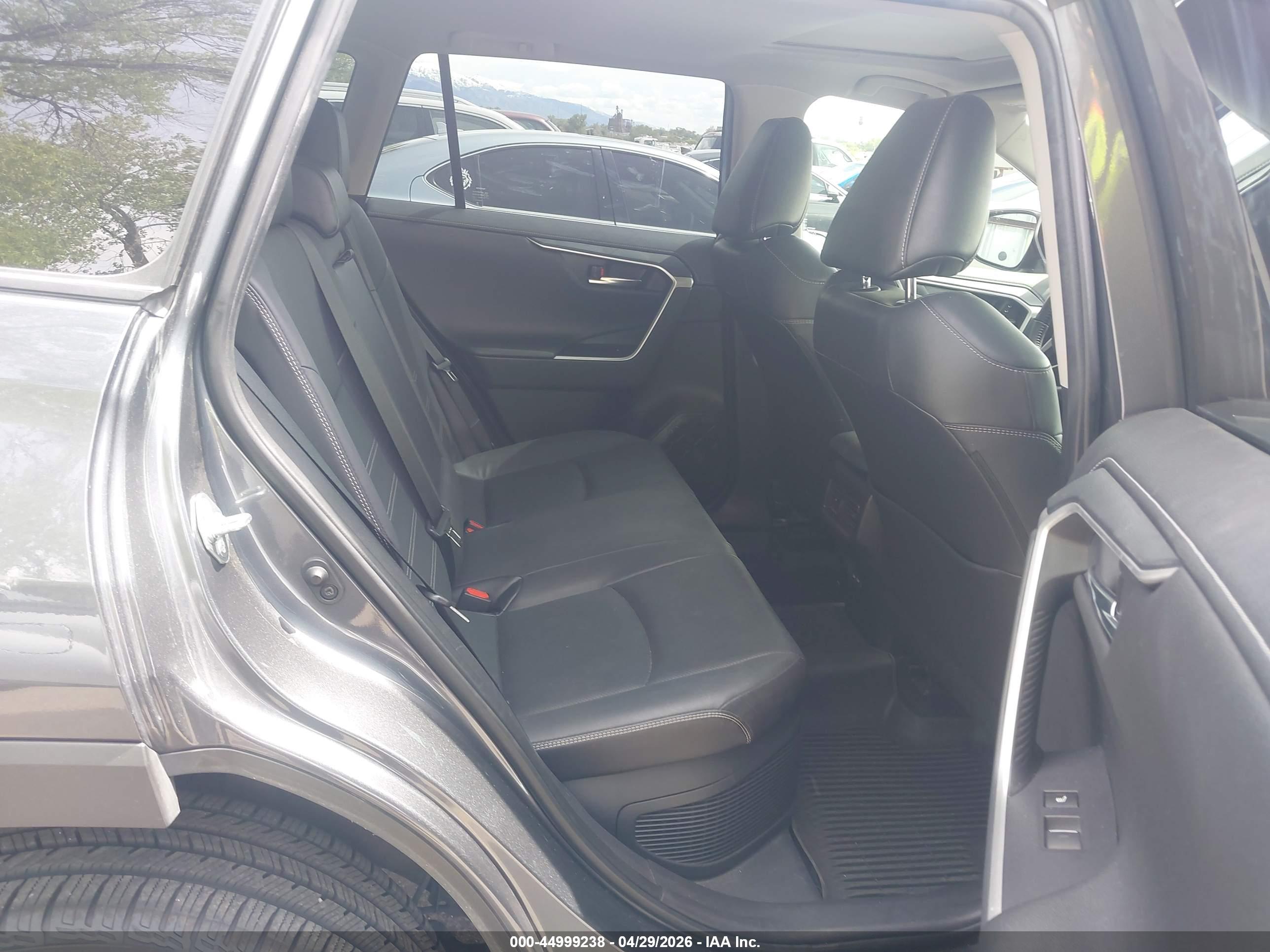 TOYOTA RAV4 image 8