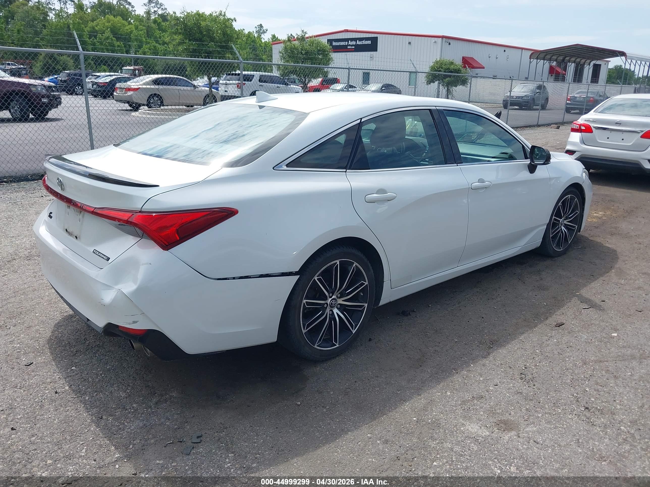 TOYOTA AVALON image 4