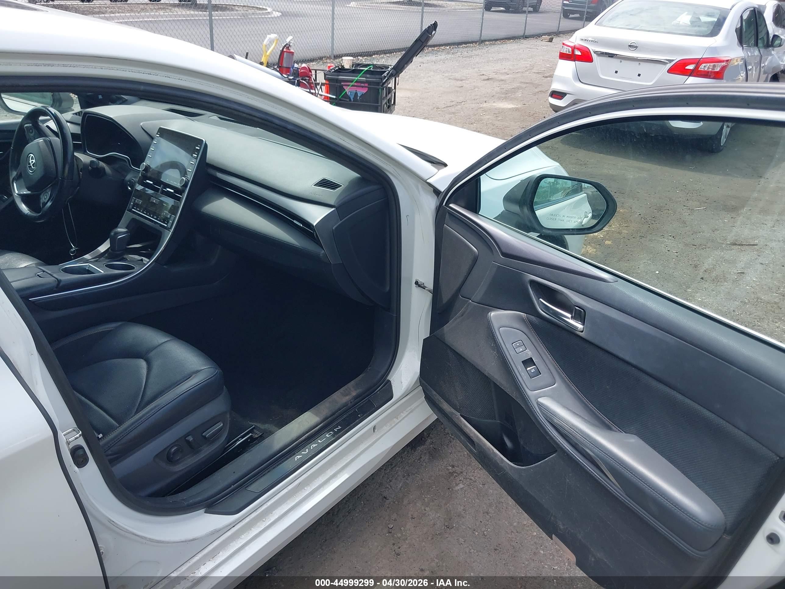 TOYOTA AVALON image 5