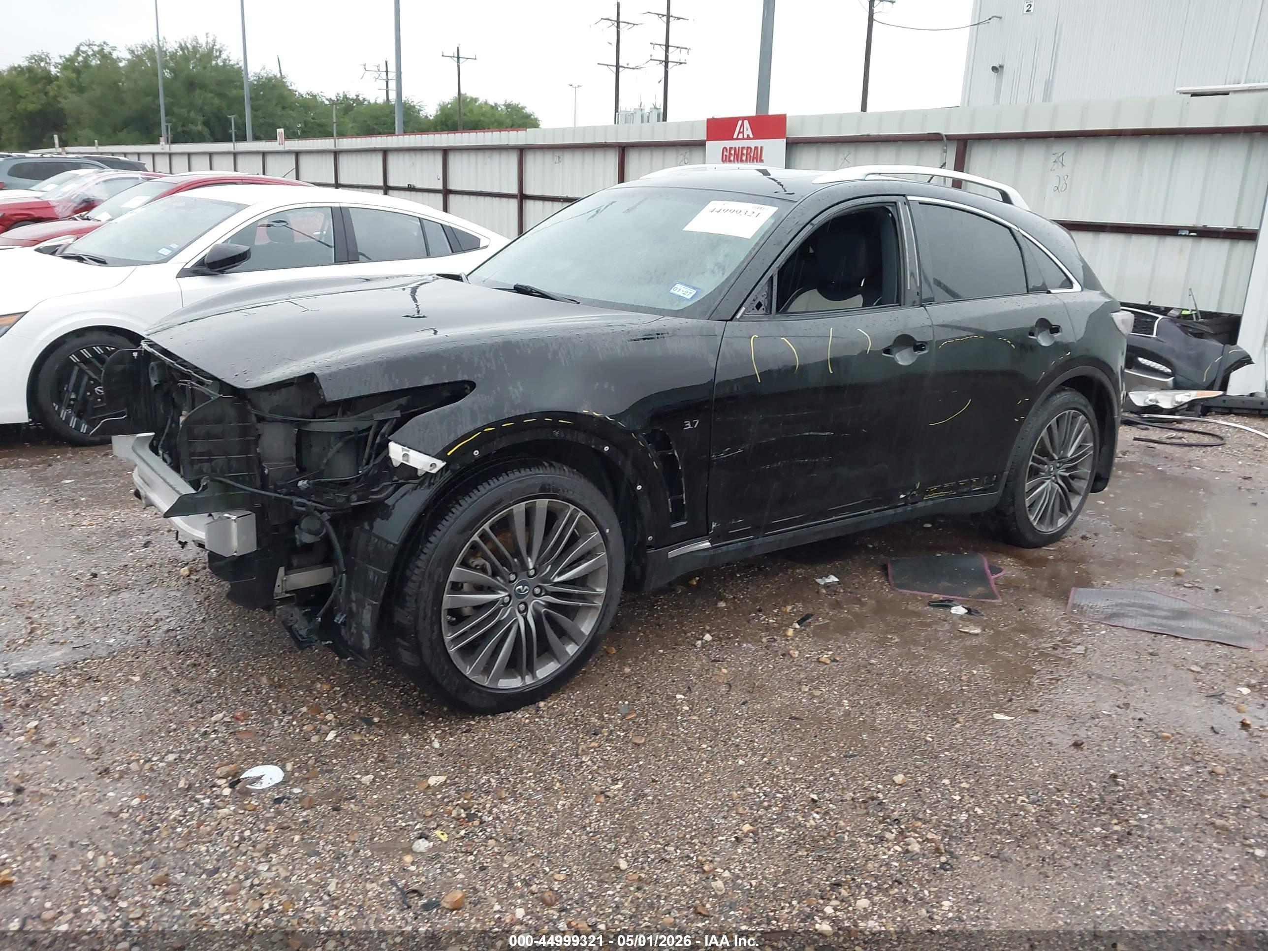 INFINITI QX70 image 2