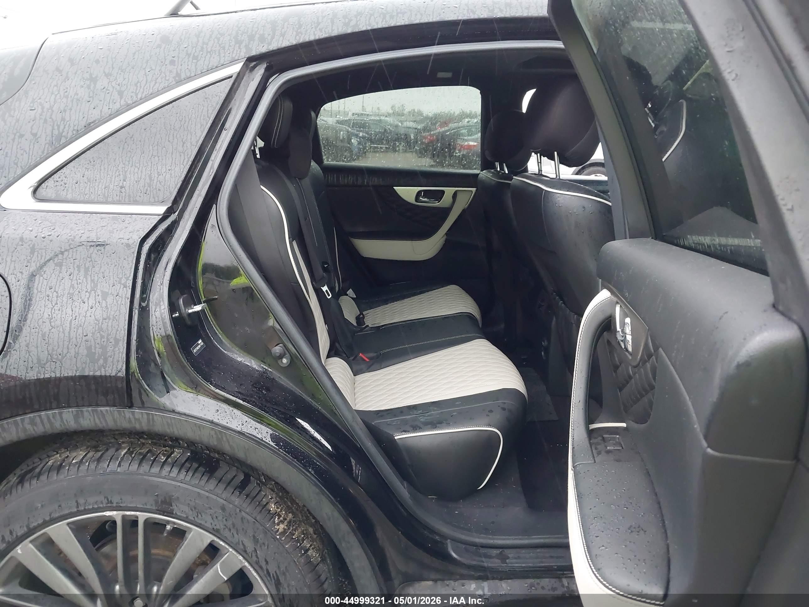 INFINITI QX70 image 8