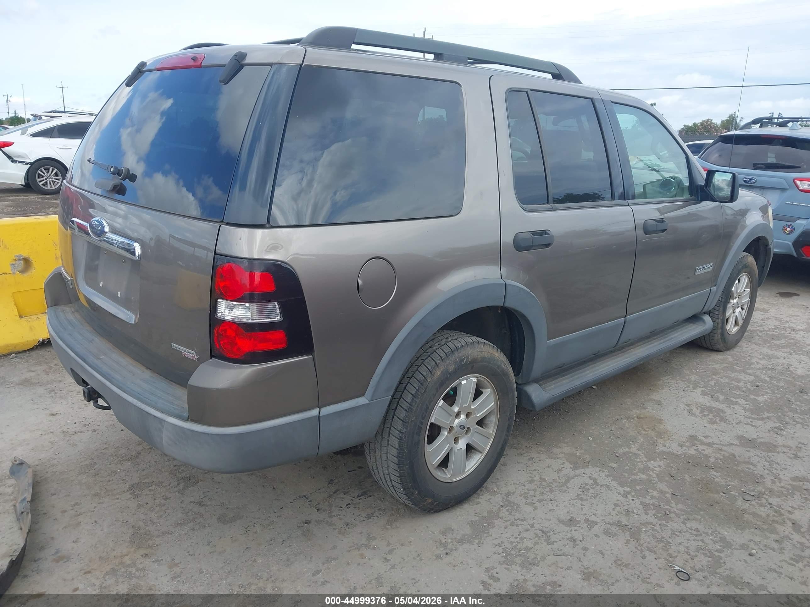 FORD EXPLORER image 4