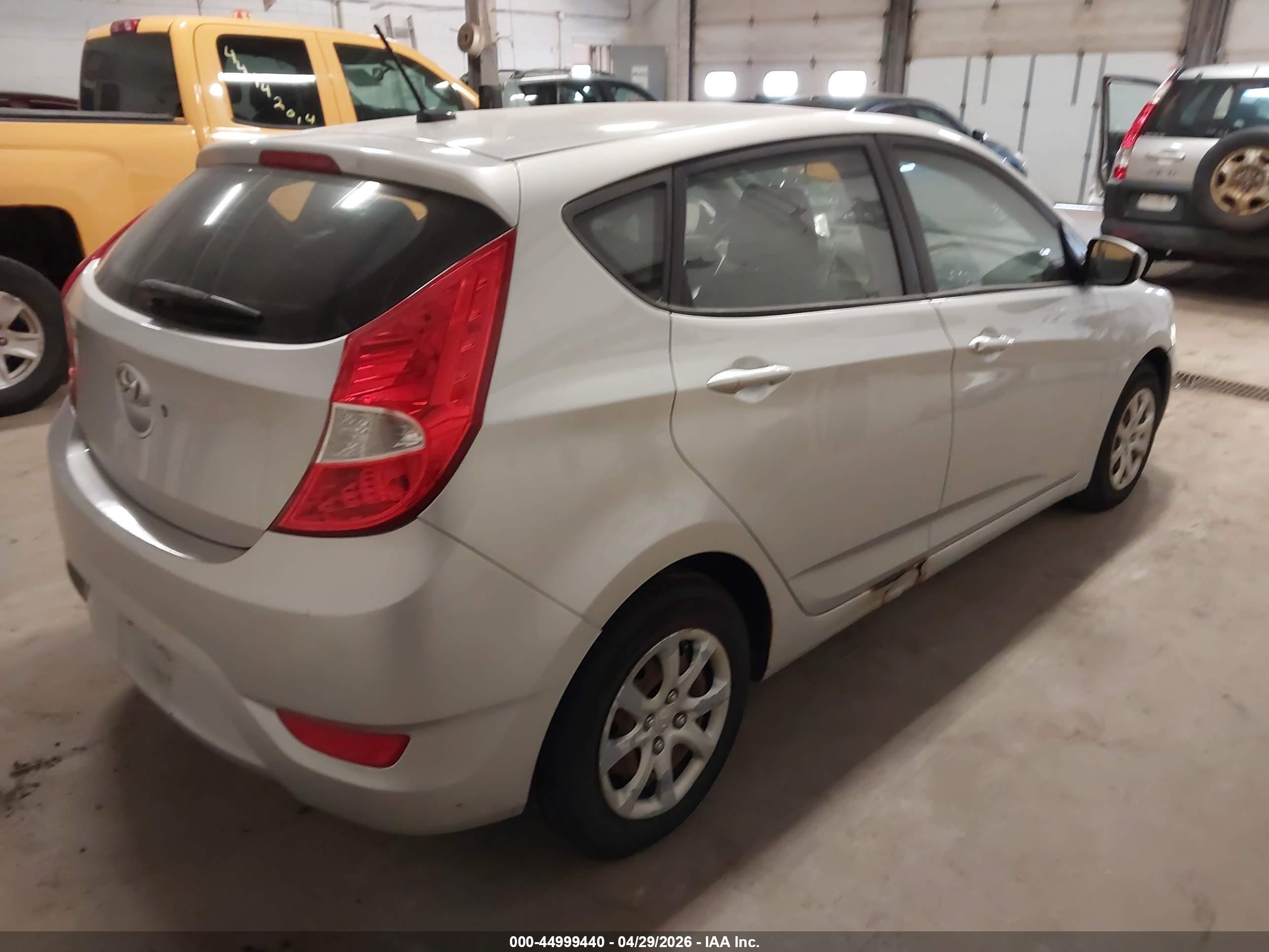 HYUNDAI ACCENT image 4