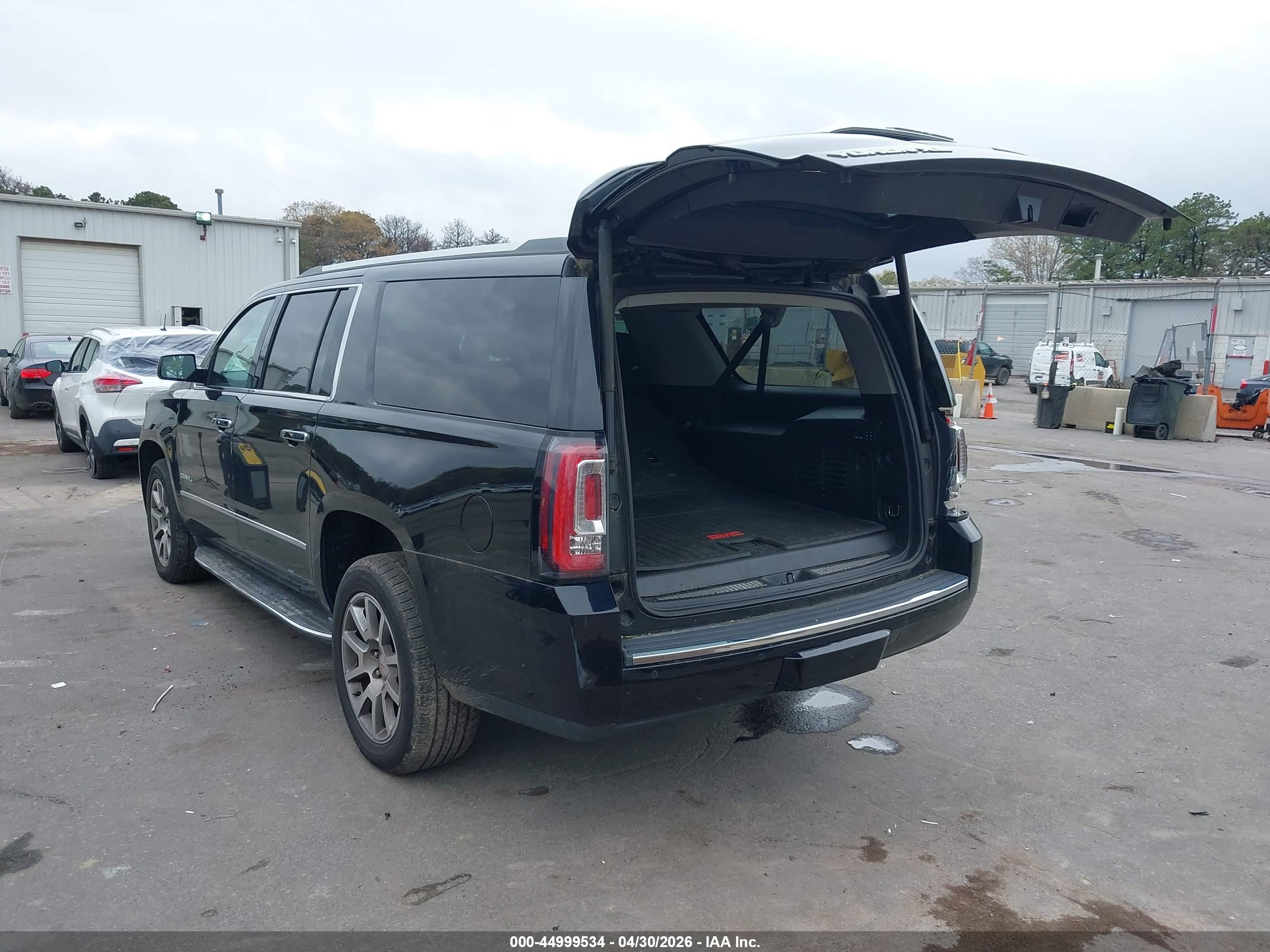 GMC YUKON image 3