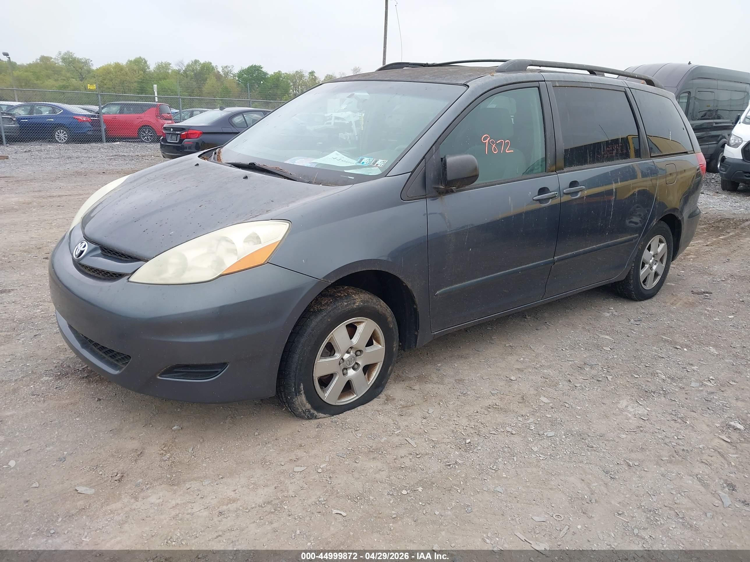 TOYOTA SIENNA image 2