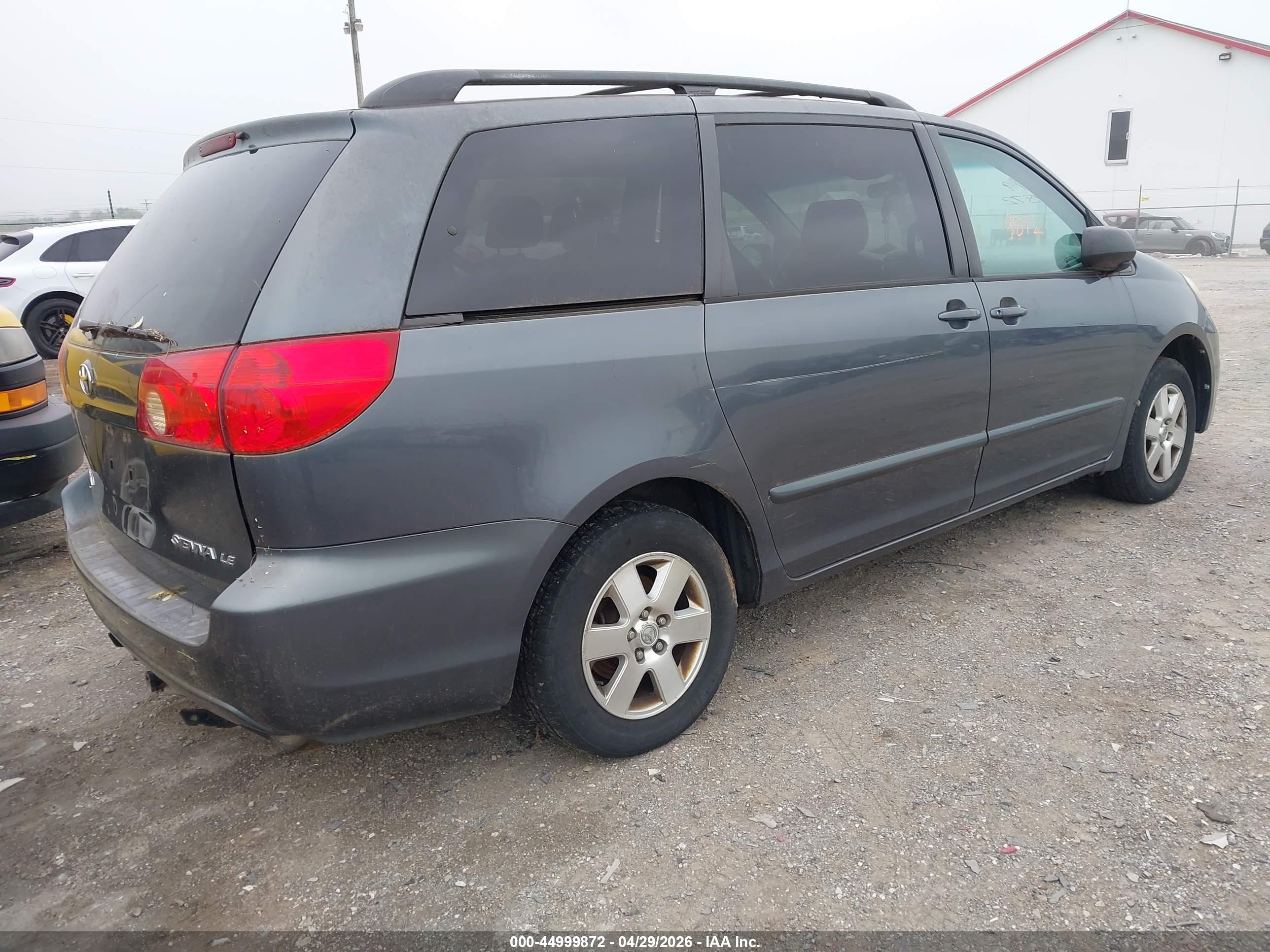 TOYOTA SIENNA image 4