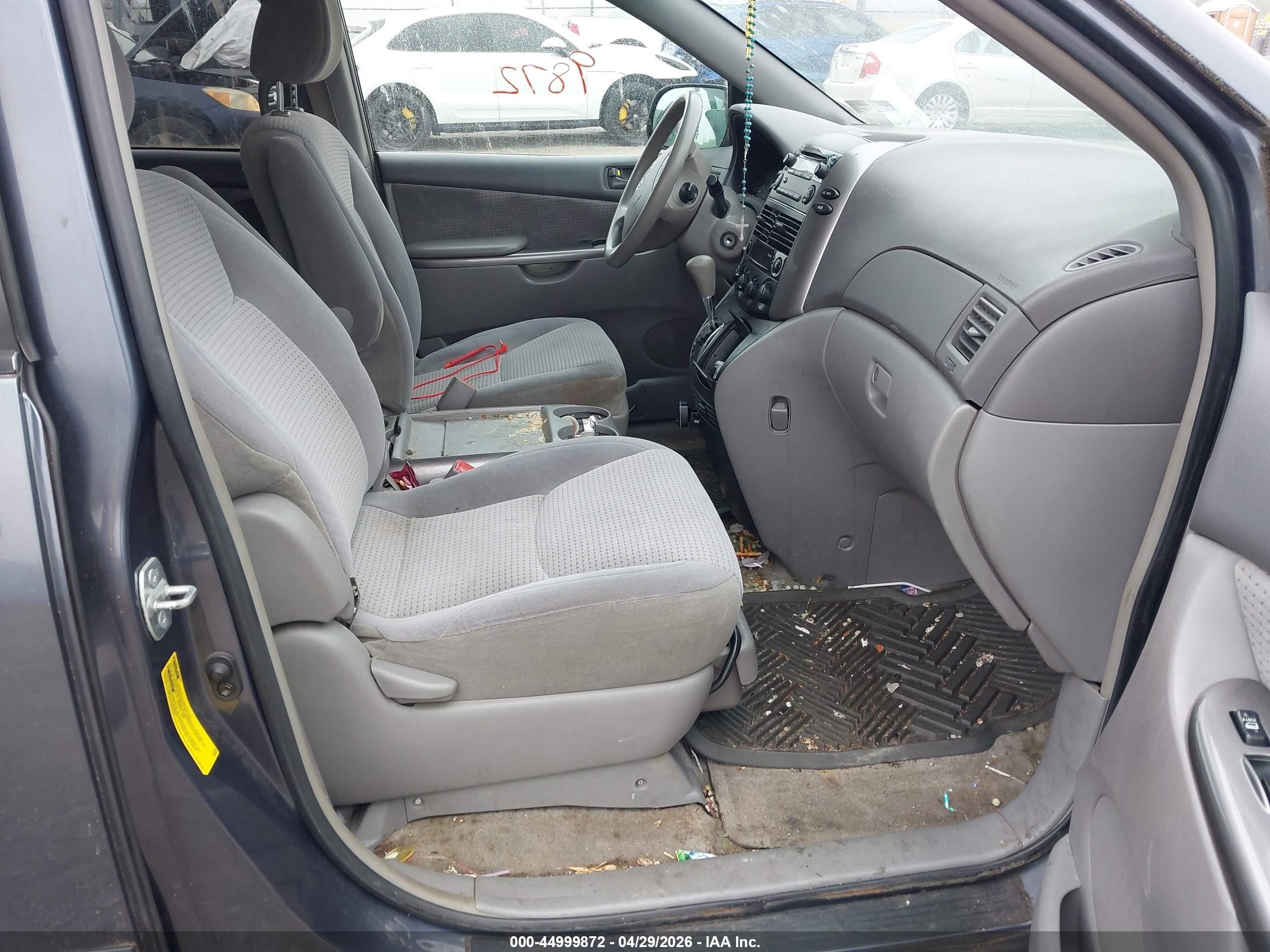 TOYOTA SIENNA image 5