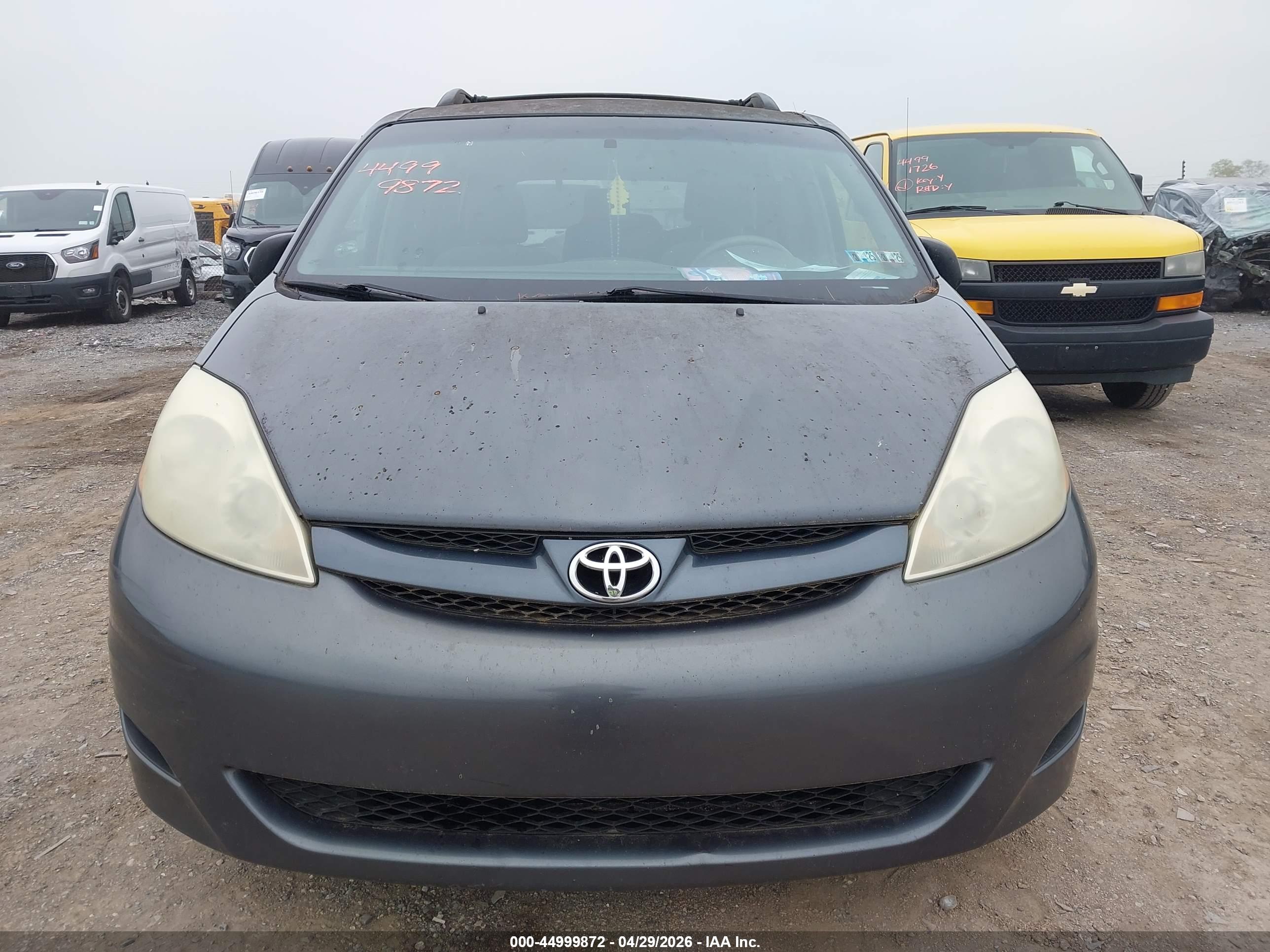 TOYOTA SIENNA image 6