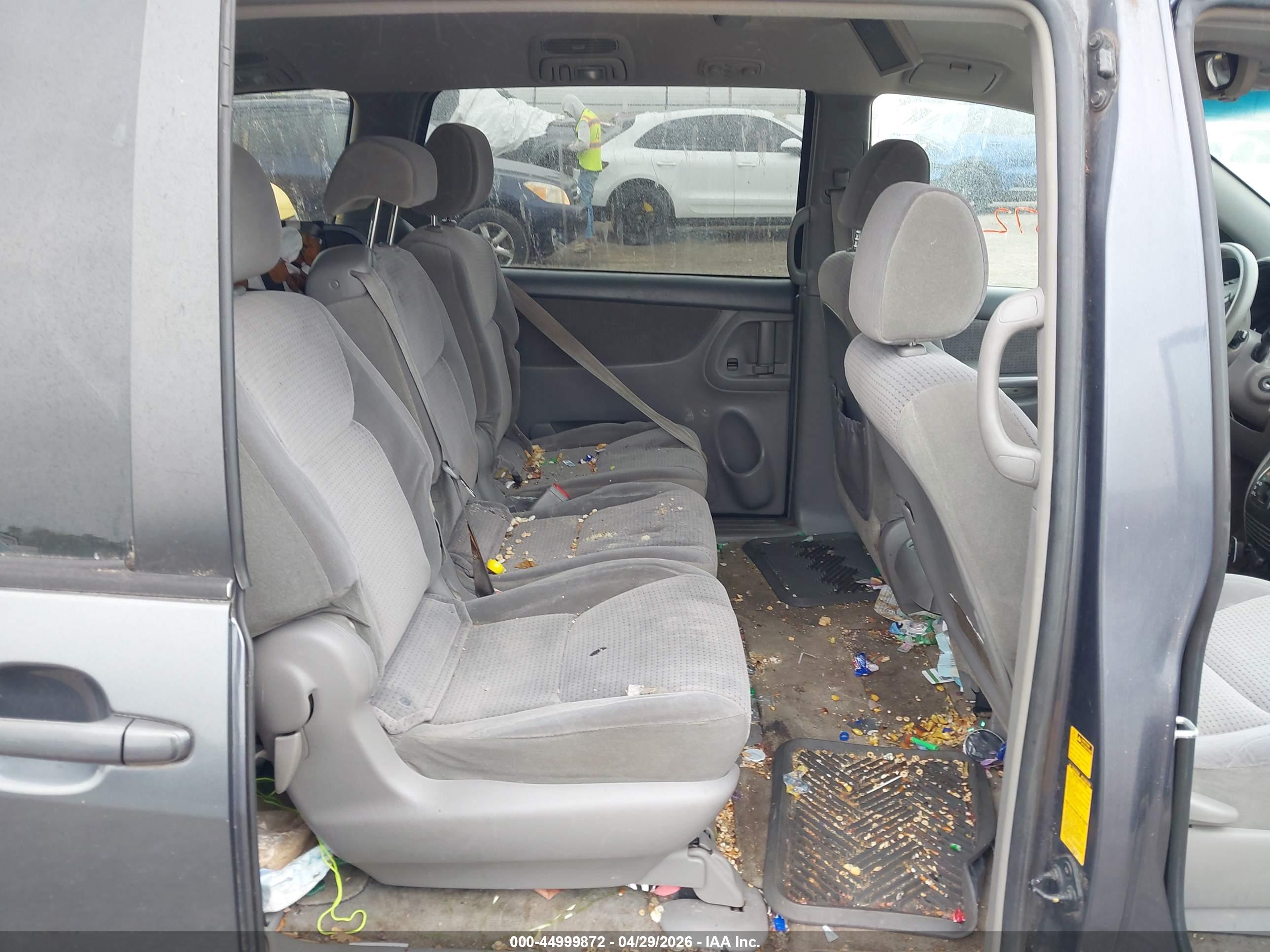 TOYOTA SIENNA image 8