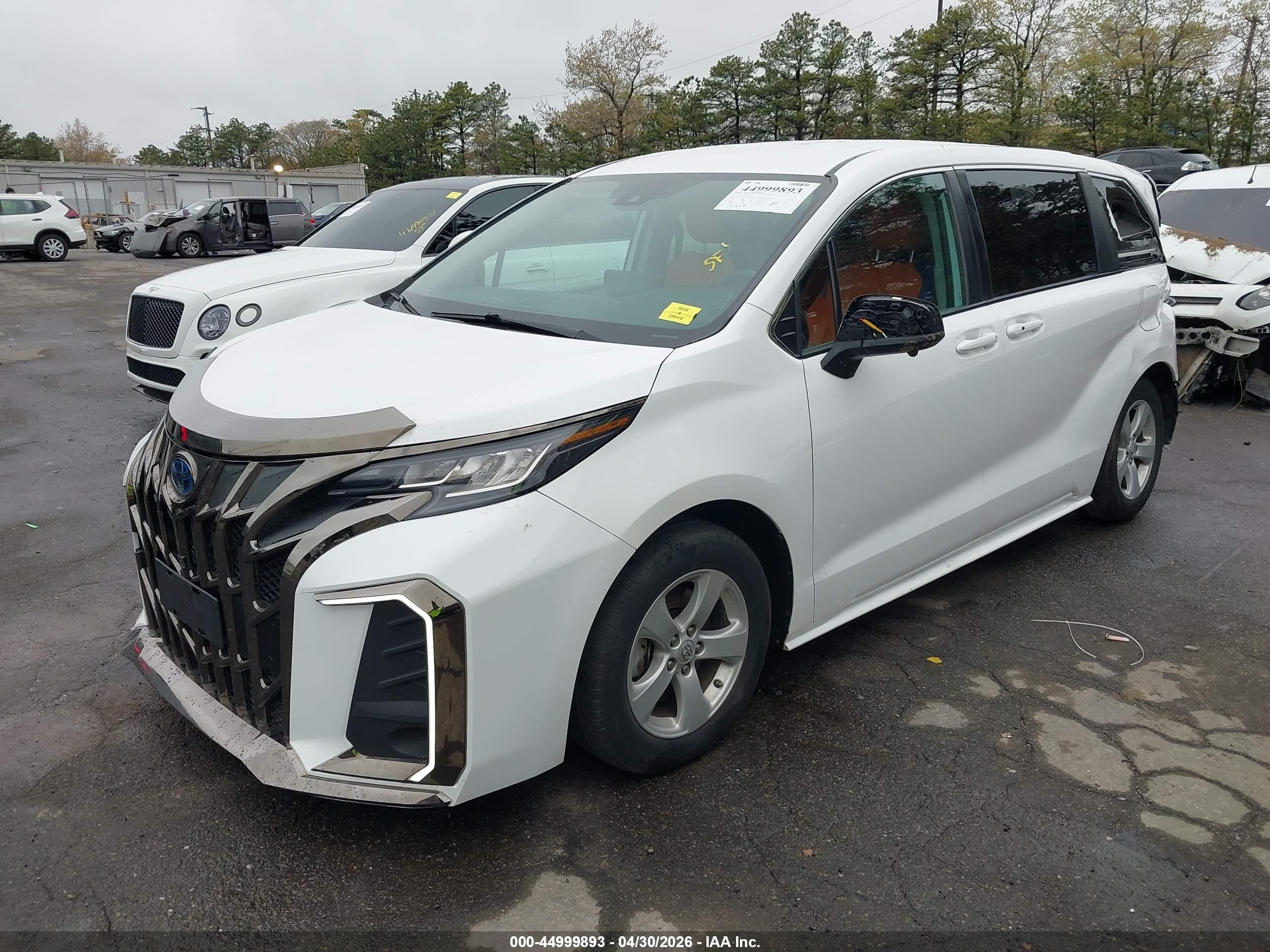 TOYOTA SIENNA image 2